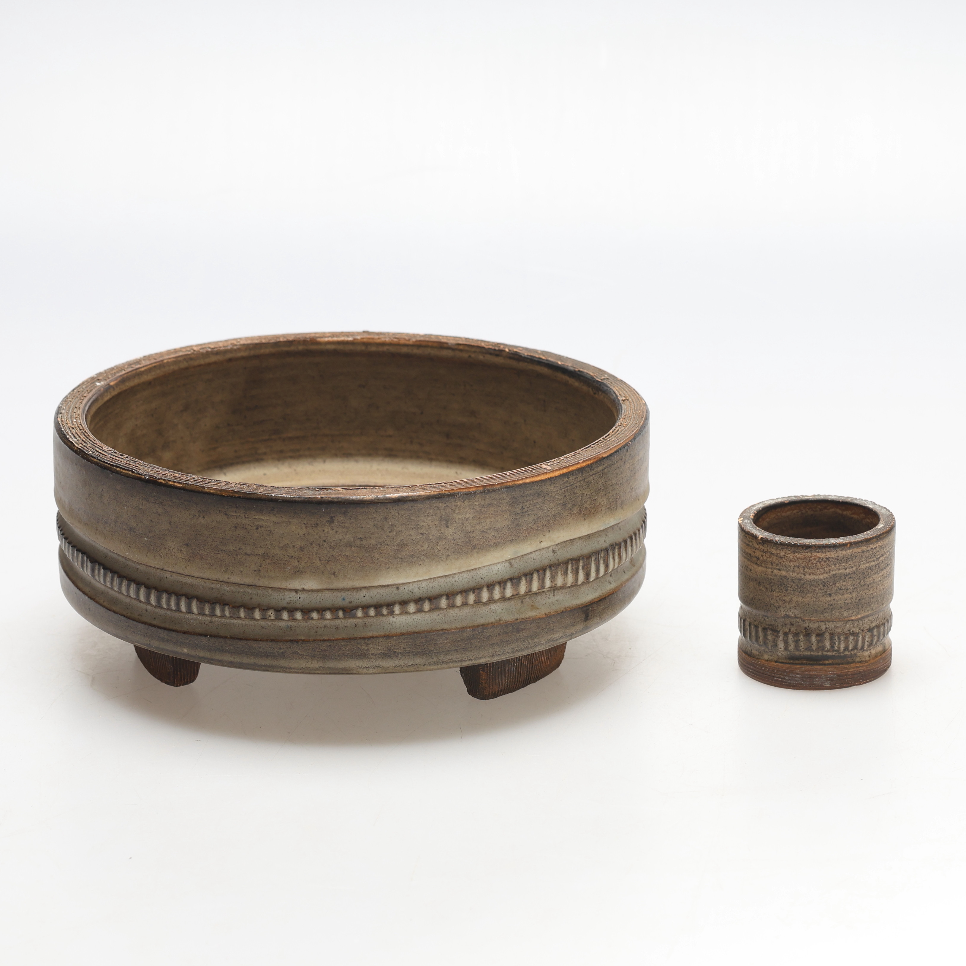 IRMA YOURSTONE. Skål och vas, glaserat lergods med reliefdekor, signerade.