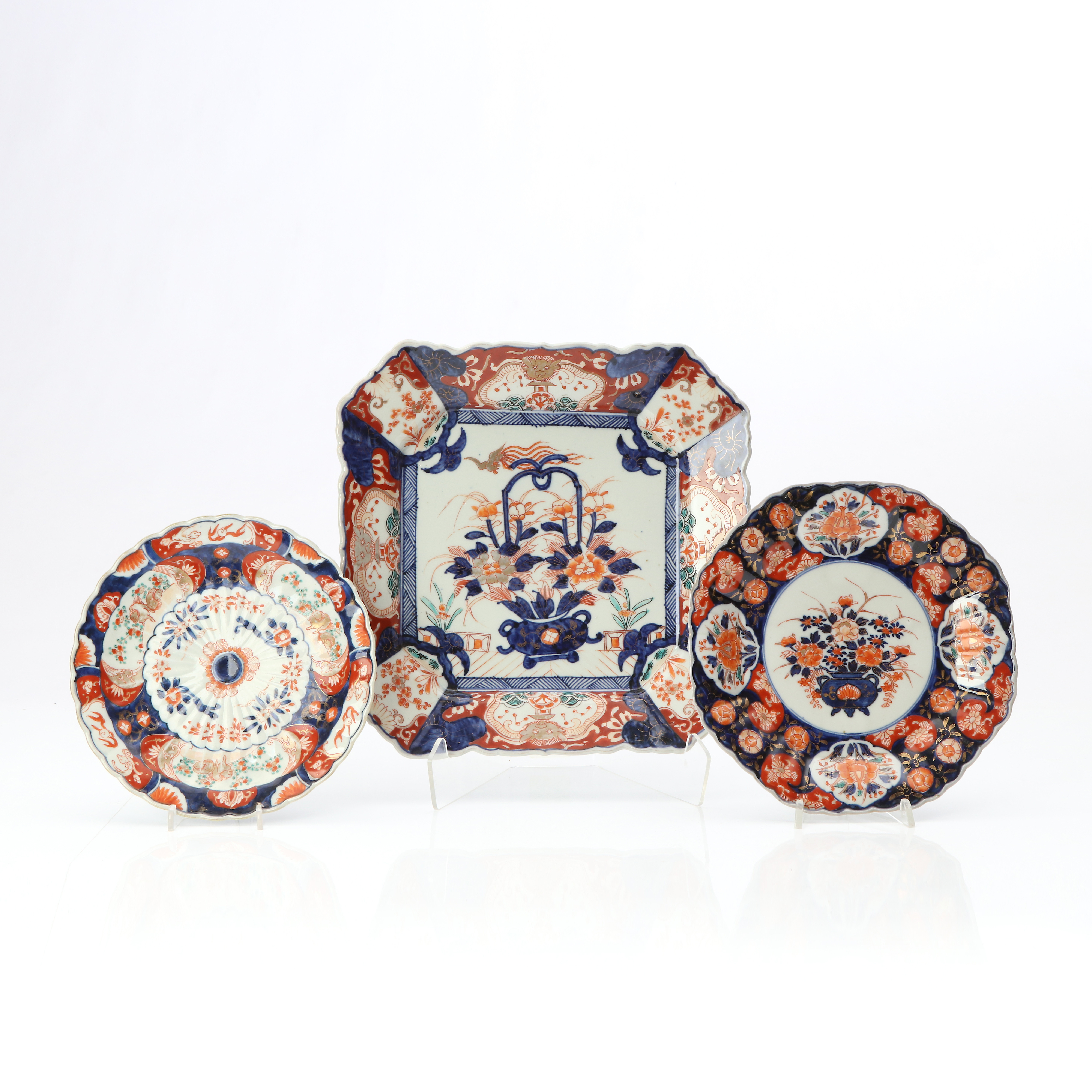 FAT, TRE ST. Porslin med Imari-dekor. Japan, 1900-tal.