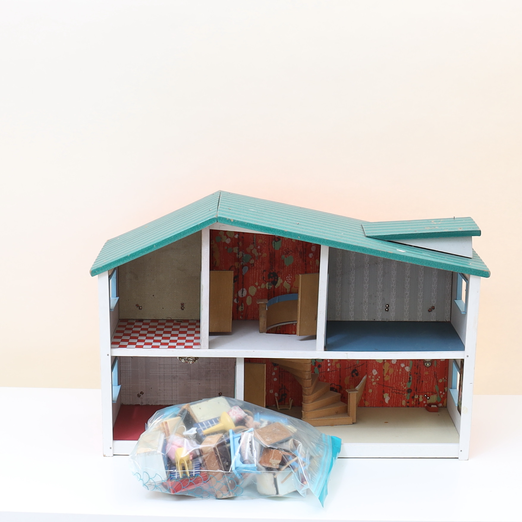 DOCKSKÅP, omkring 1900-talets, "Micki leksaker".