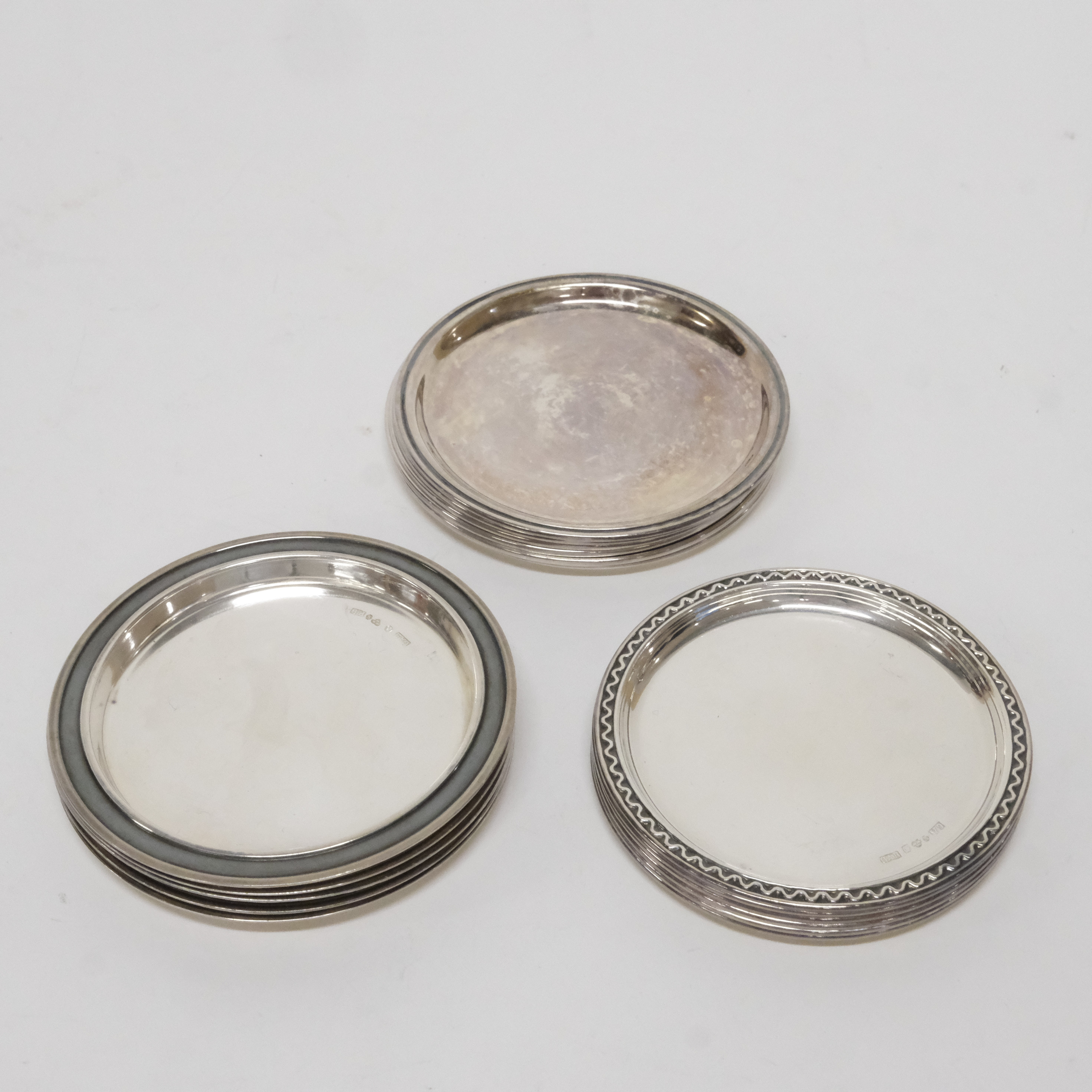 COASTERS, SILVER. 17 DELAR, TRE MODELLER.