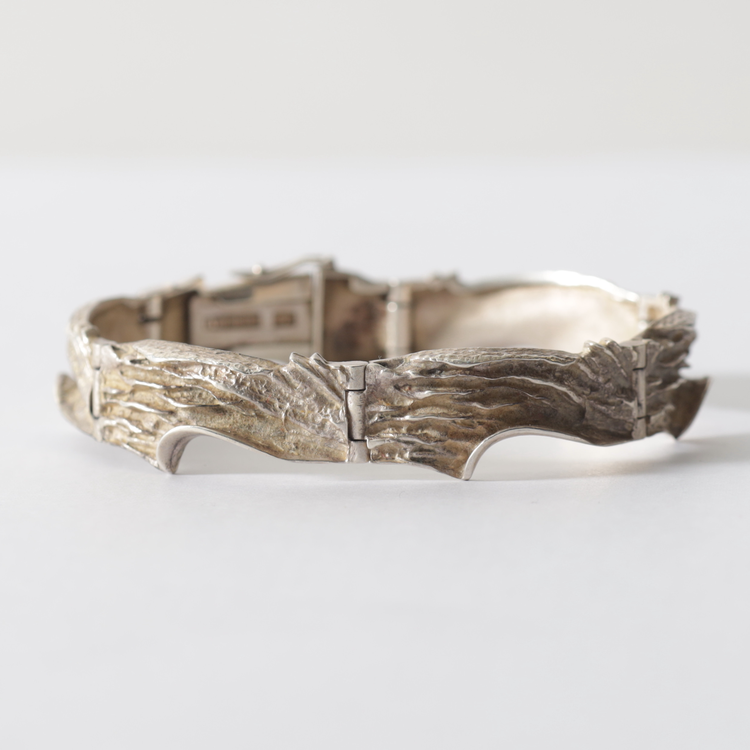 MATTI J. HYVÄRINEN. armband, sterlingsilver, Finland, 1978. Totalvikt ca 26,9 gram.