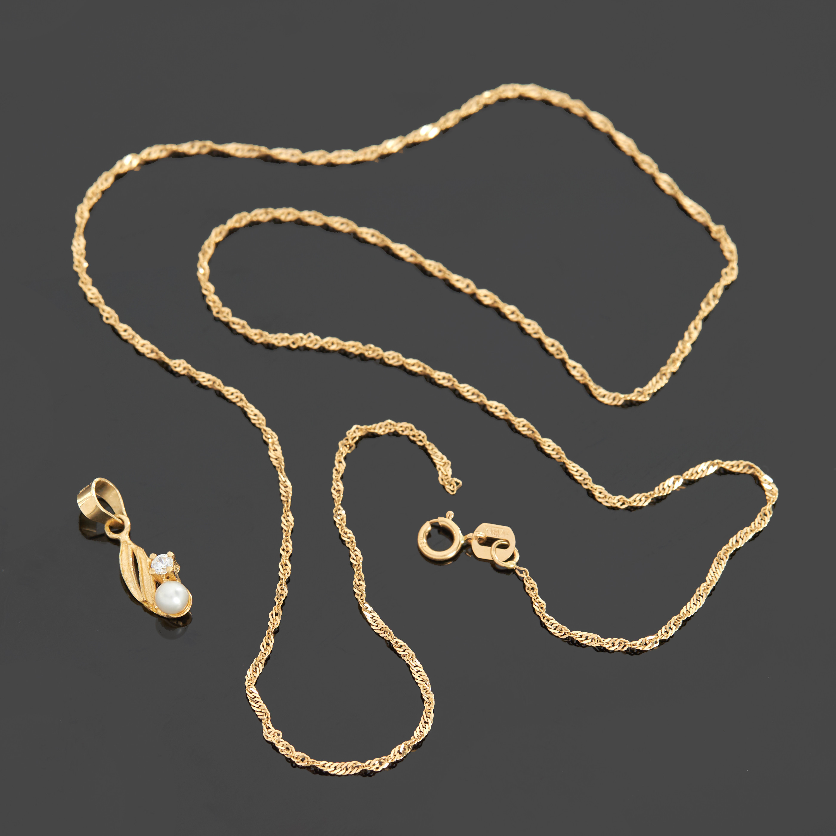 HÄNGE SAMT HALSKEDJA, 18k guld, pärla samt en cubic zirkon, Singapore-länk.