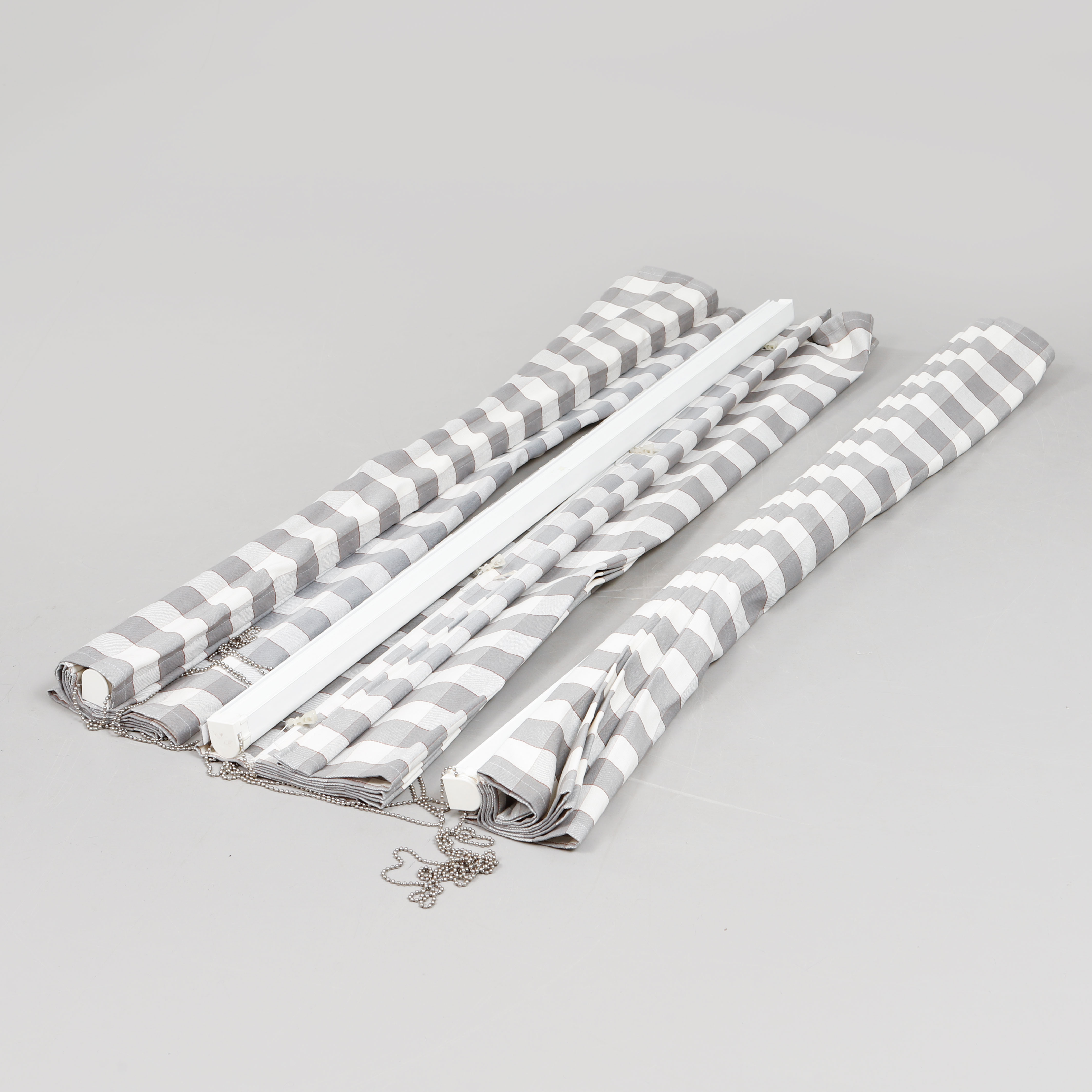 HISSGARDINER, 3 st, "Gripsholmsruta", Firma Svenskt Tenn.