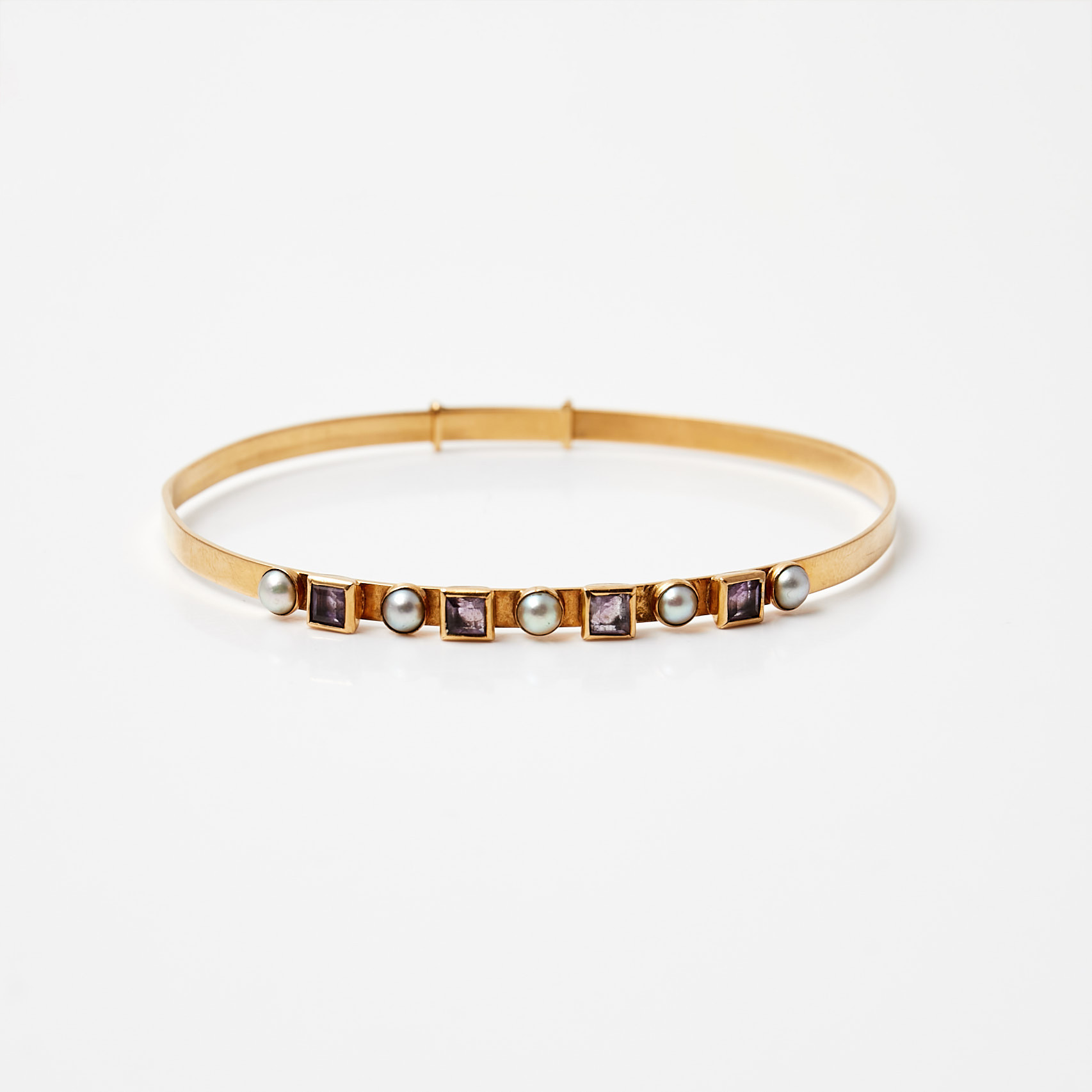 ARMRING, 18 k guld, carréslipade ametister, odlade halvpärlor, Ljungström Guldvarufabrik Ab, Stockholm, 1965.