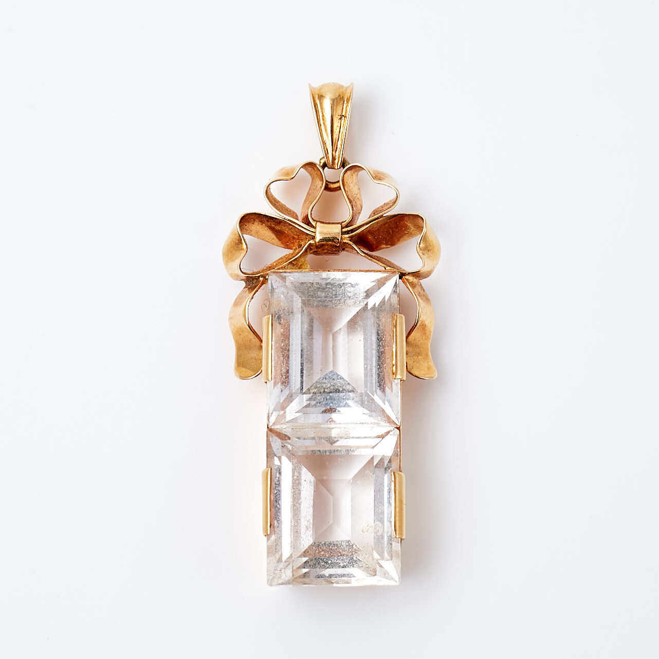 HÄNGE, 18 k guld, 2 trappslipade bergkristaller, dekor av rosett, Juvelfabriken Ab, Stockholm, 1946.