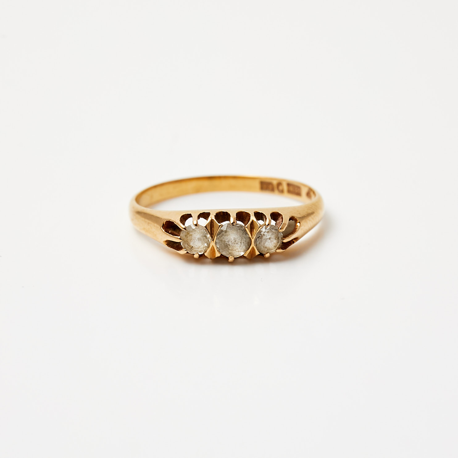 RING, 18 k guld, 3 fasettslipade syntetiska vita safirer, Guldvaruhuset Aktiebolag, Stockholm, 1941.