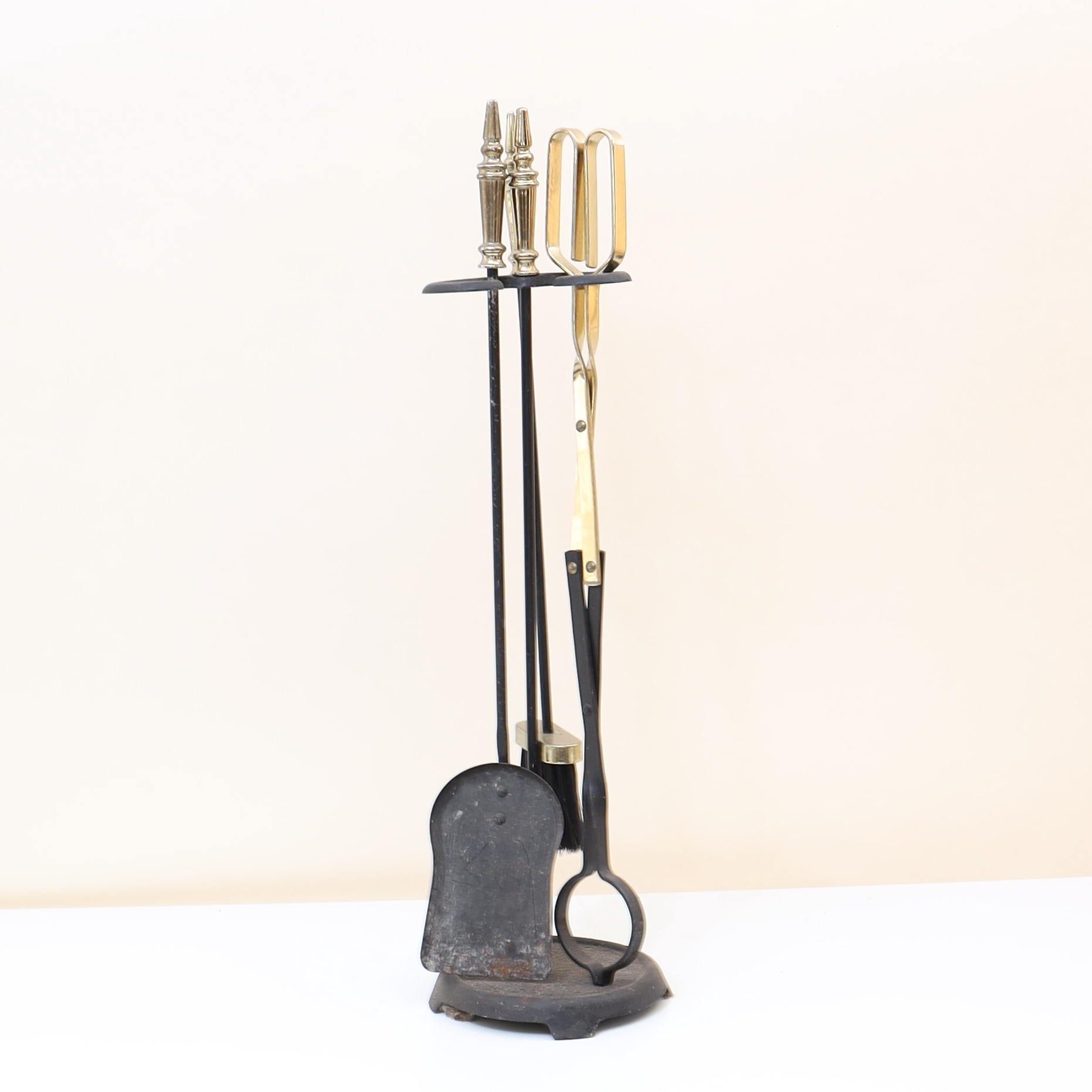 STÄLL MED BRASUTENSILIER.