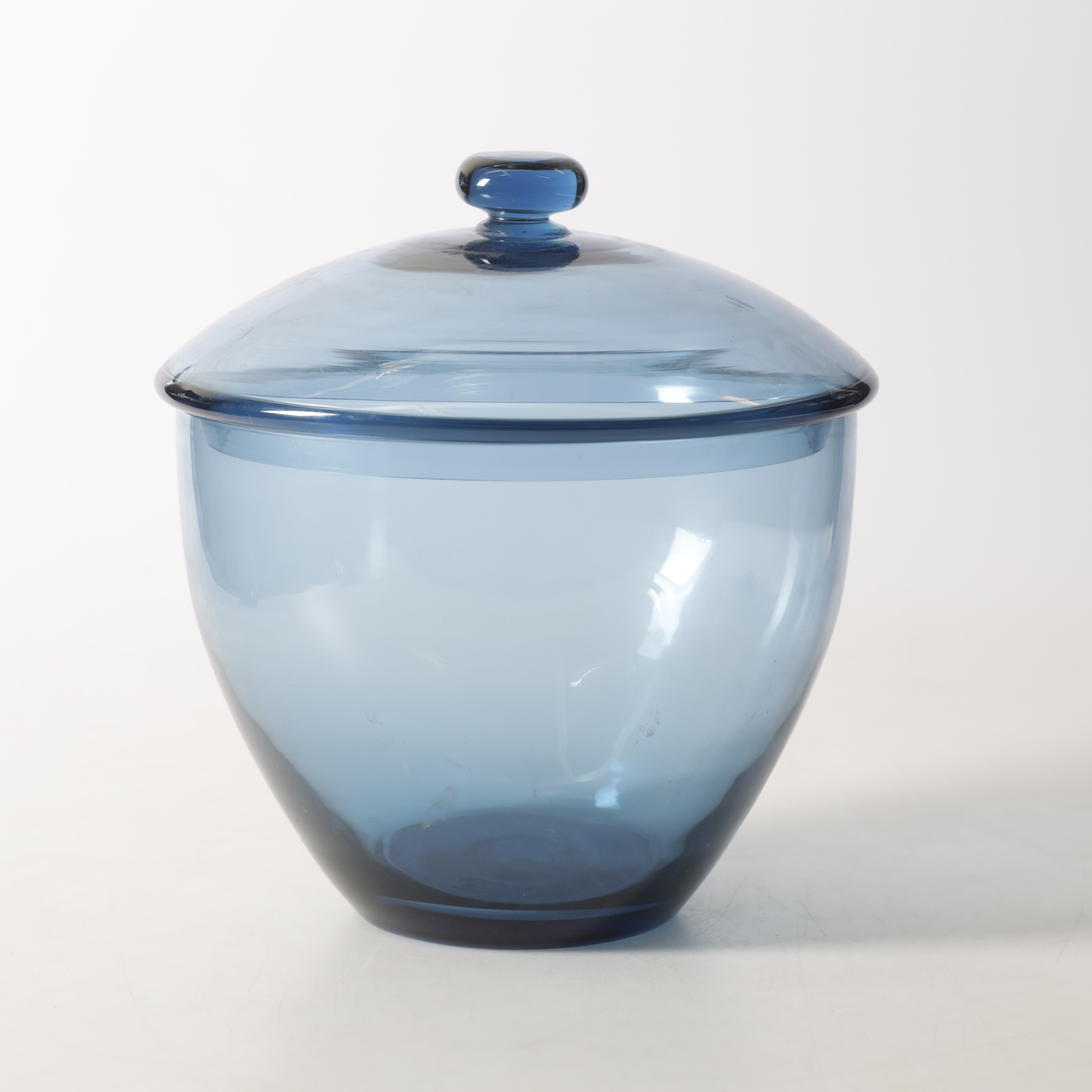 GRETA RUNEBORG-TELL. skål med lock, glas, ''Bellman'', Ekenäs Glasbruk, Vetlanda.