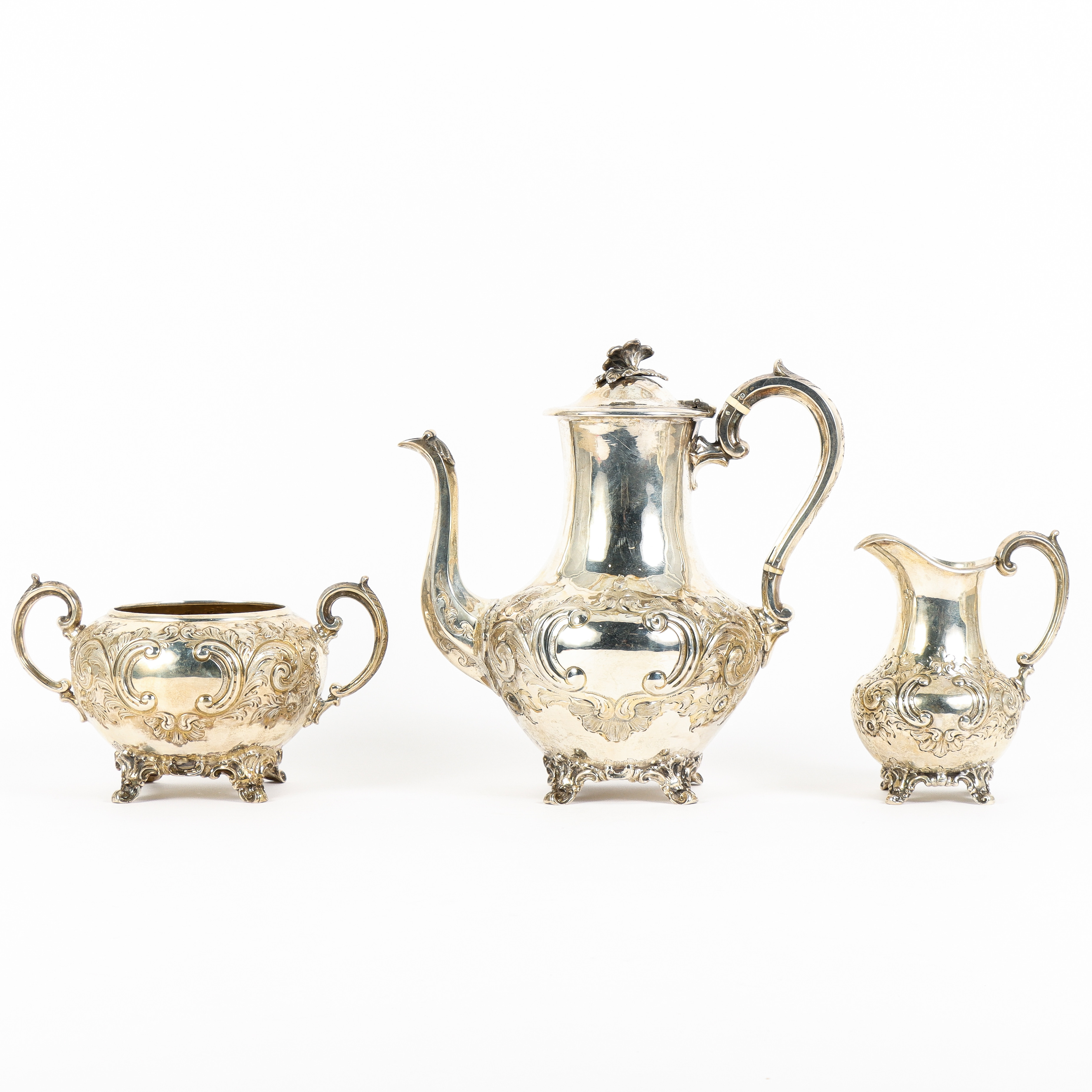 KAFFESERVIS 3 delar silver, "rokokostil", London, 1800-talets andra hälft.