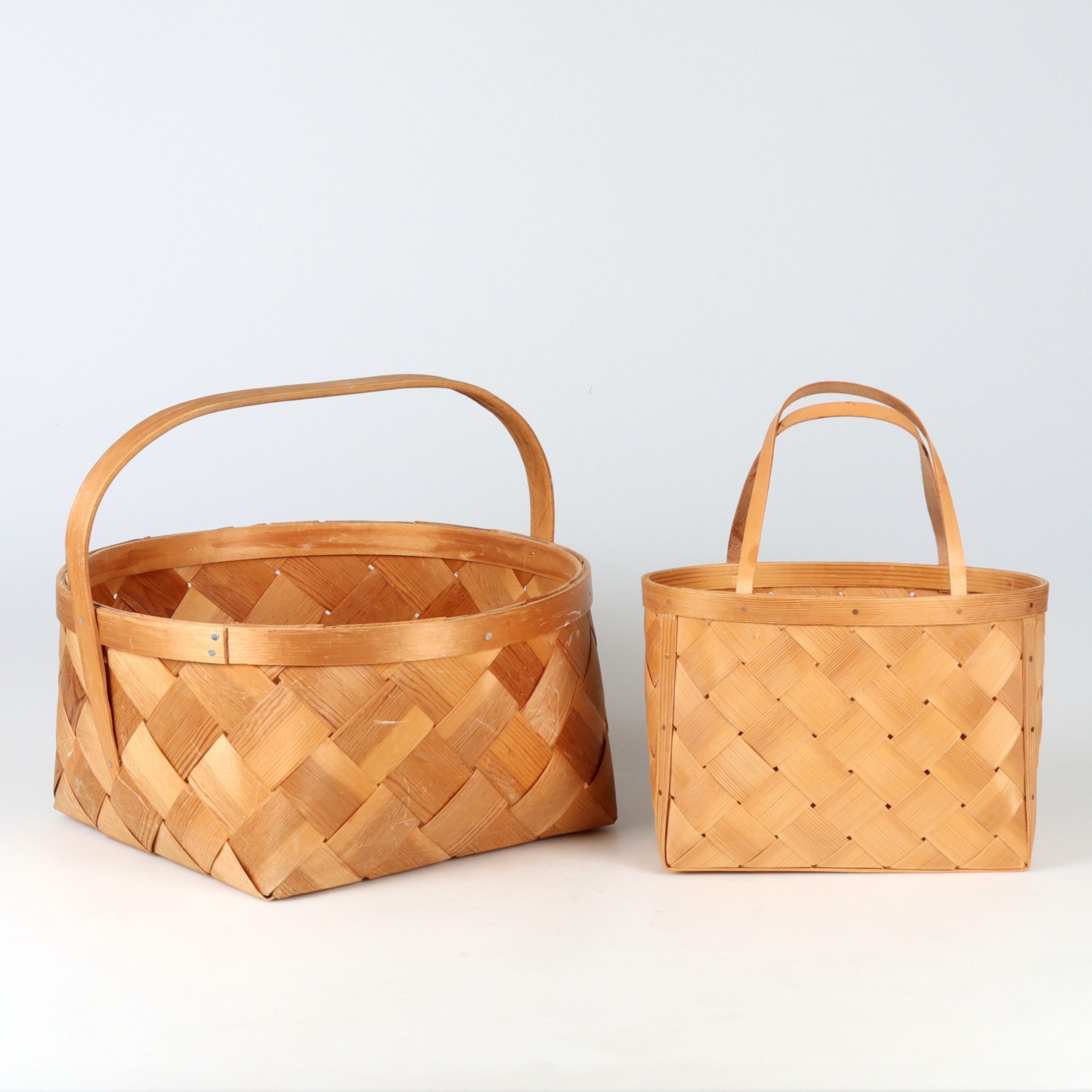 KORGAR, 2 st, spån, trä, skinn. B.l.a. Lenas Handgjorda spånkorgar. 19/2000-tal.