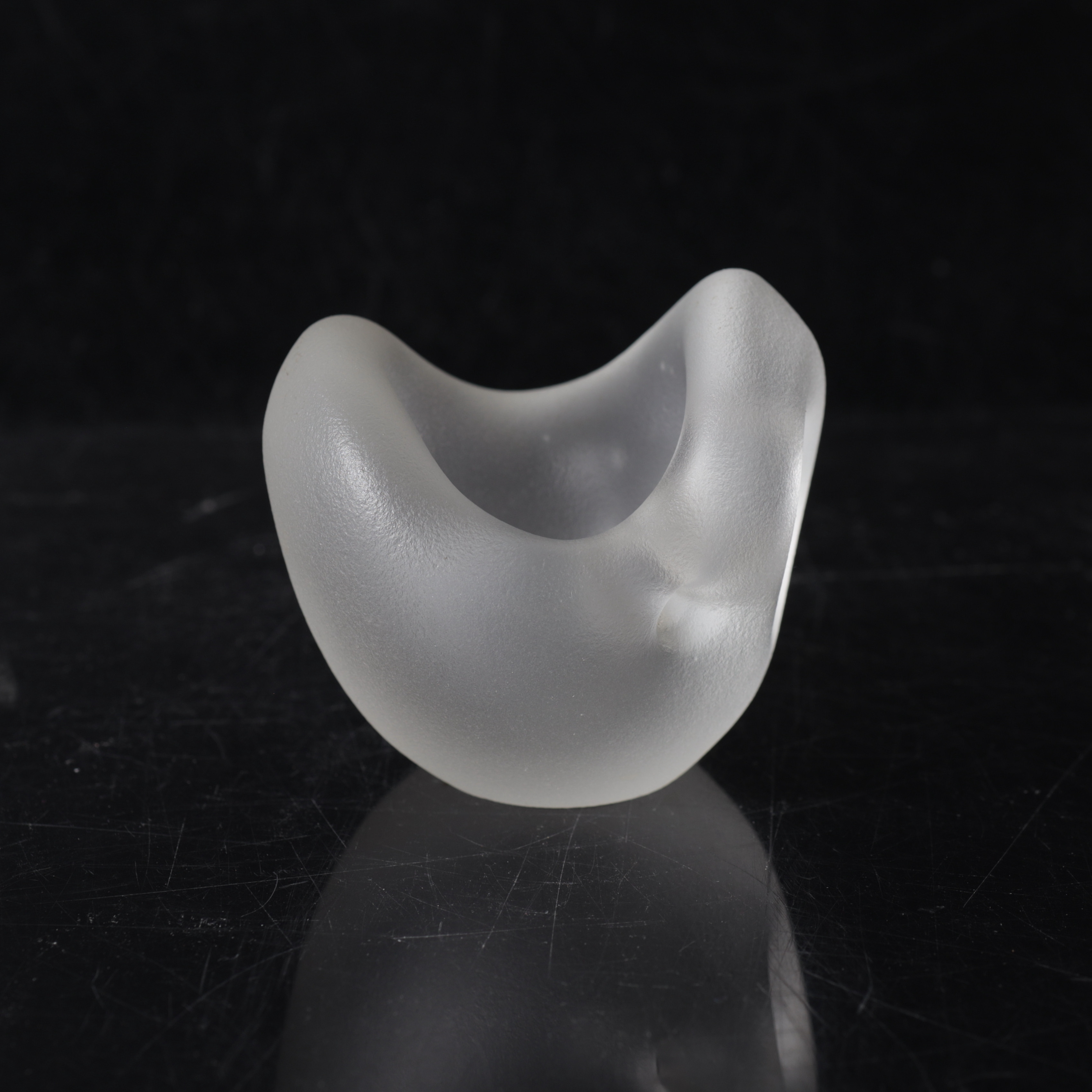 TIMO SARPANEVA. skål/skulptur, "Hiidenkirnu", iittala, signerad.