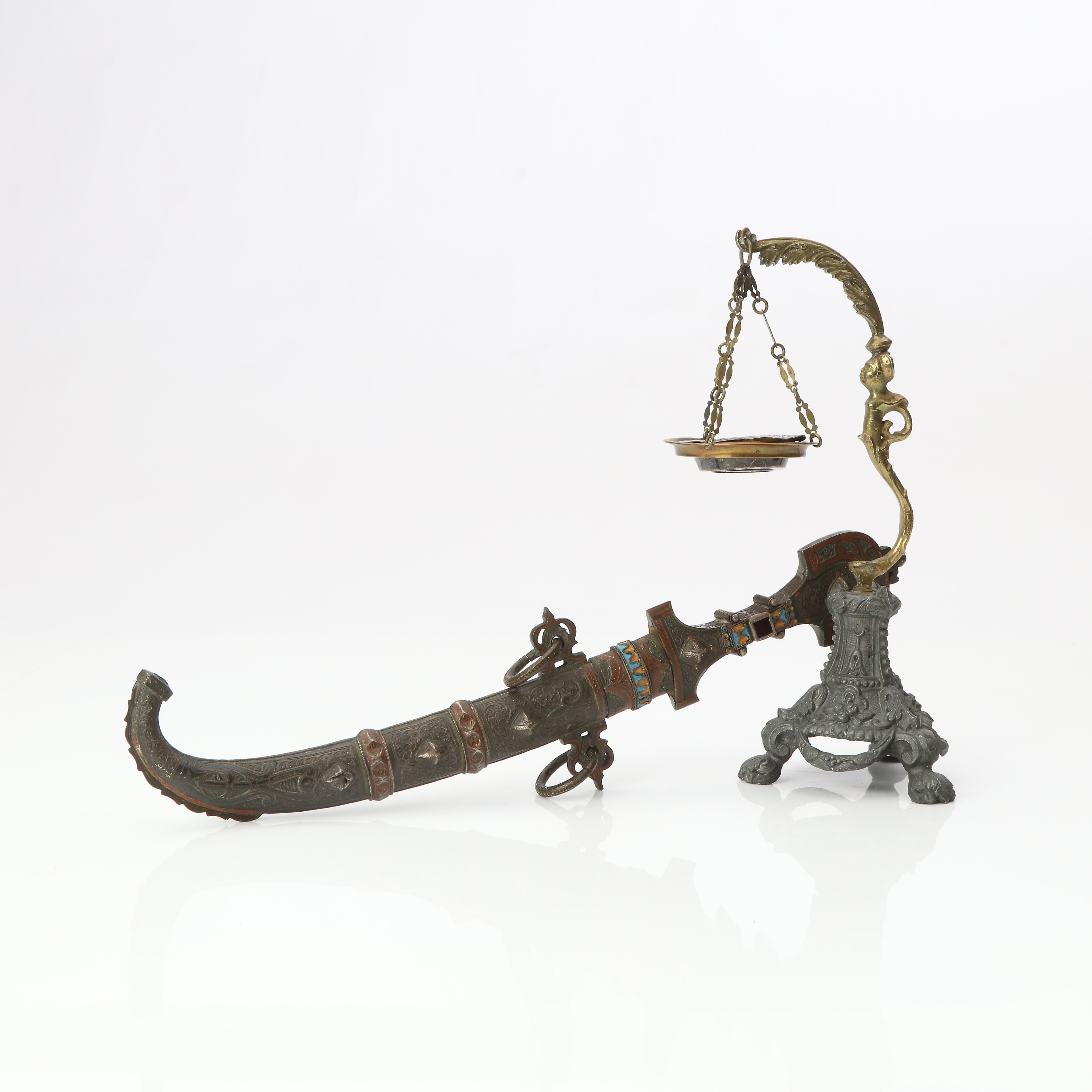 DOLK OCH STÄLL. Mässing m.m. 1900-tal. Stället med silverinsats, totalt med mynt 40 gram.