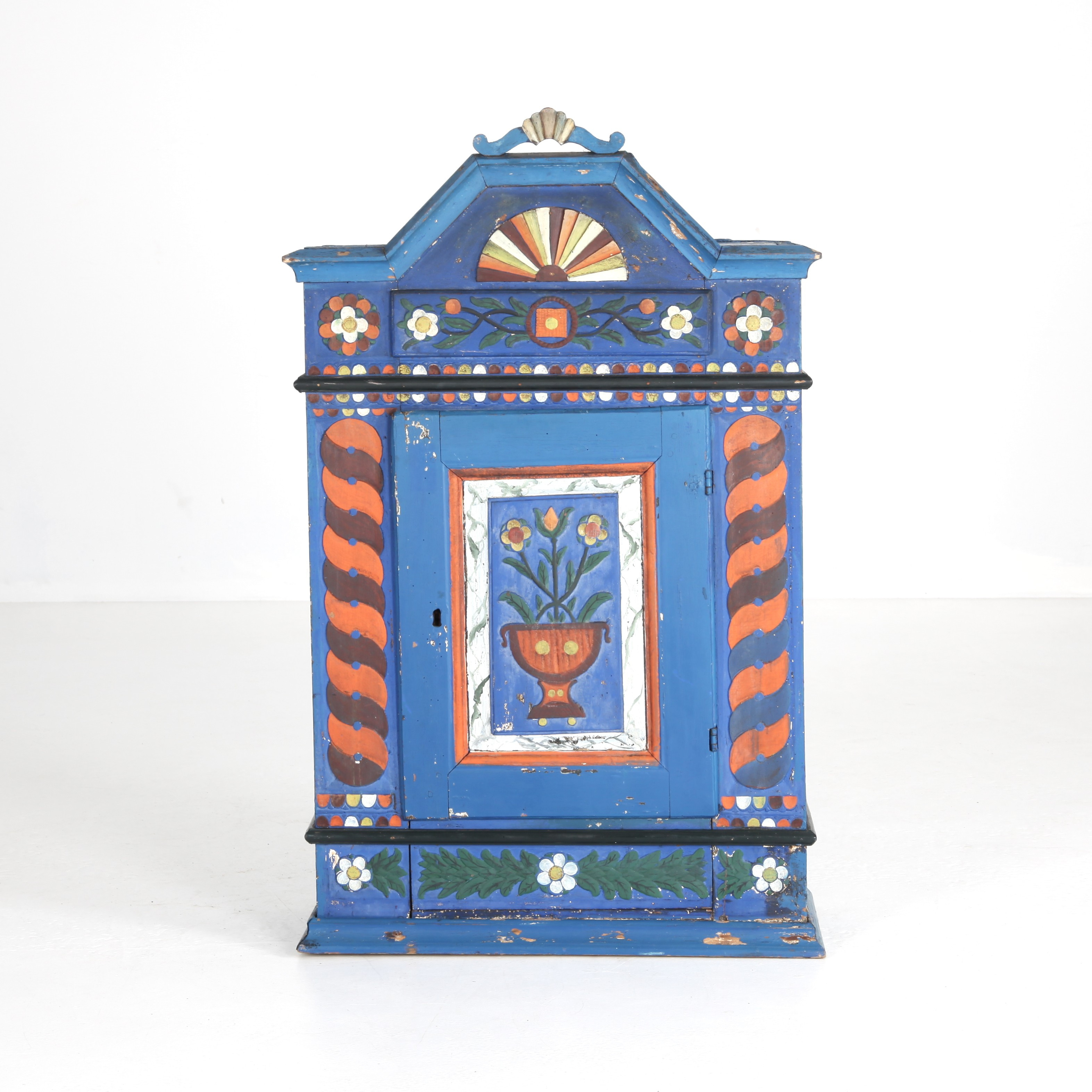 VÄGGSKÅP, barock, skuren dekor, Virestad, Österlen 1700-tal.