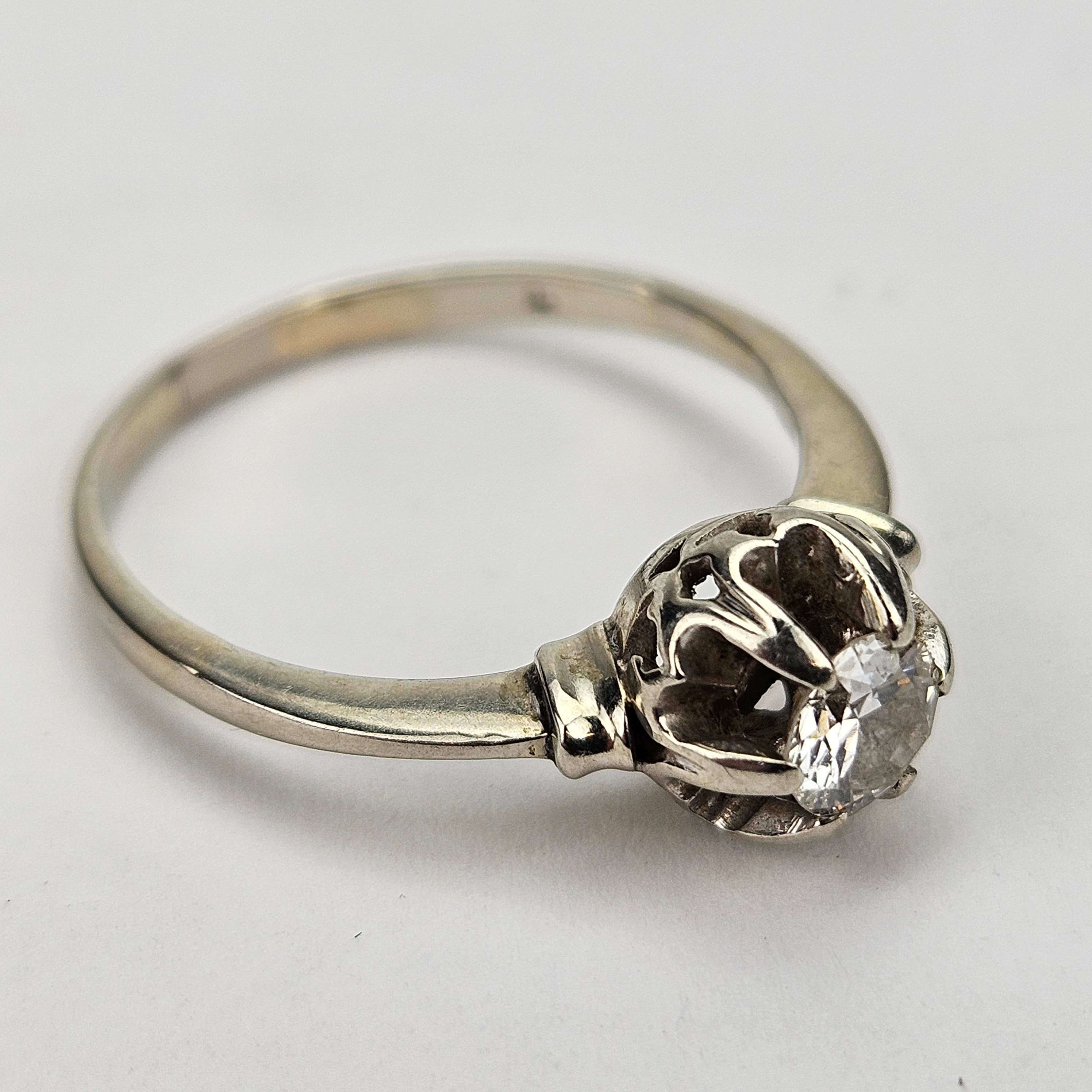 ENSSTENSRING, vitguld, 18K, med slipad diamant, total vik ca. 2,6 gram.