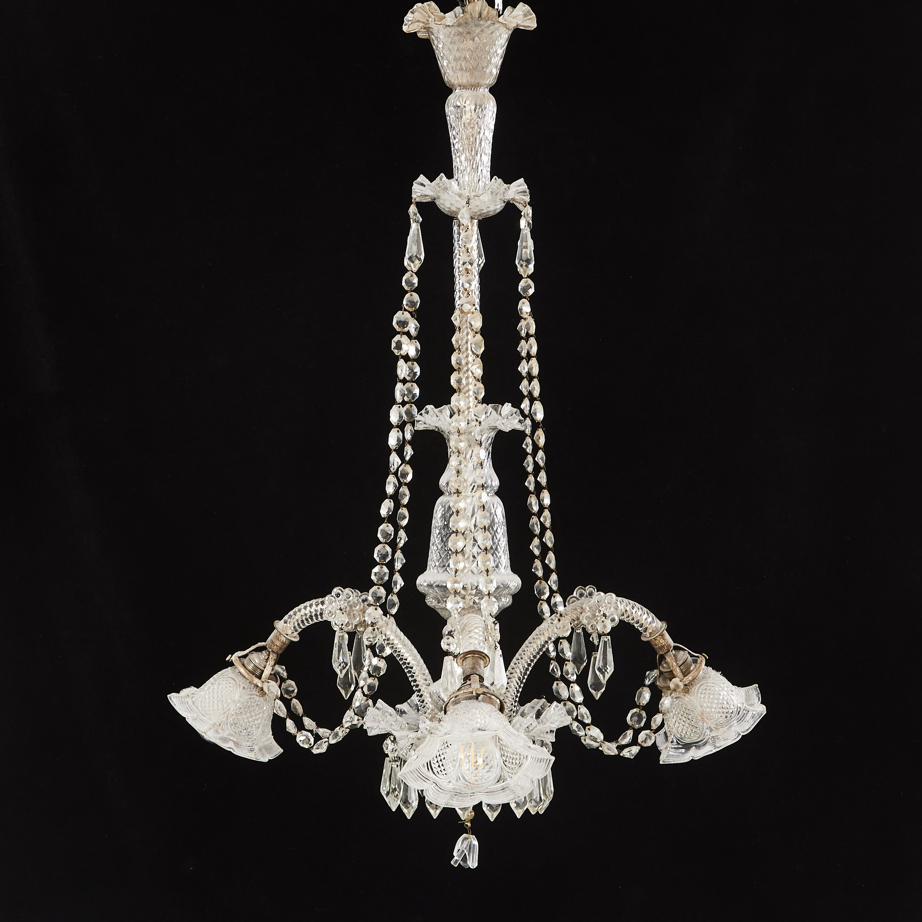 TAKKRONA, omkring 1900, venetiansk stil, 3 armad, stomme i glas, behängd med prismor.