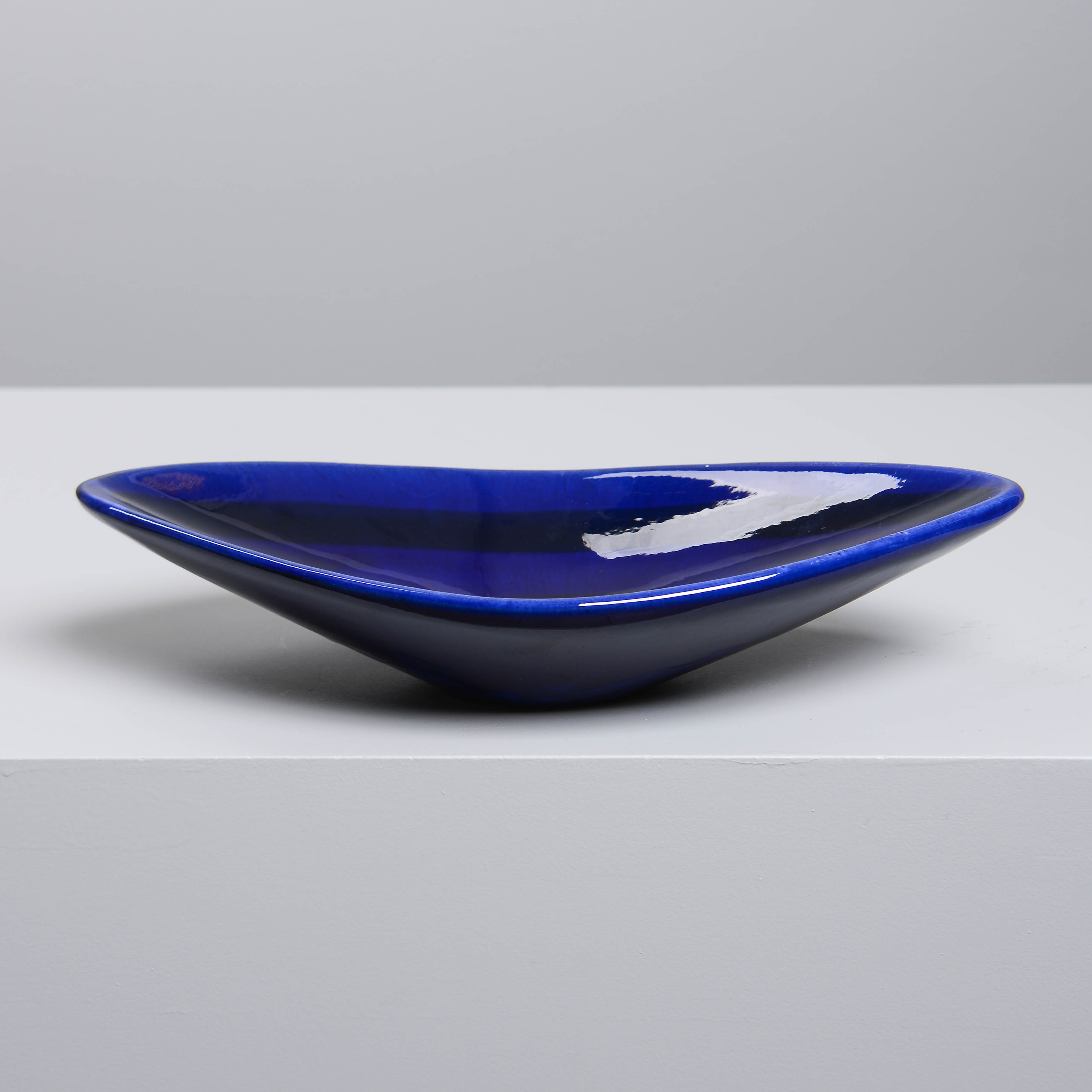 HJÖRDIS OLDFORS. "Blått band", skålfat, modell 378, Upsala-Ekeby, 1954-56.