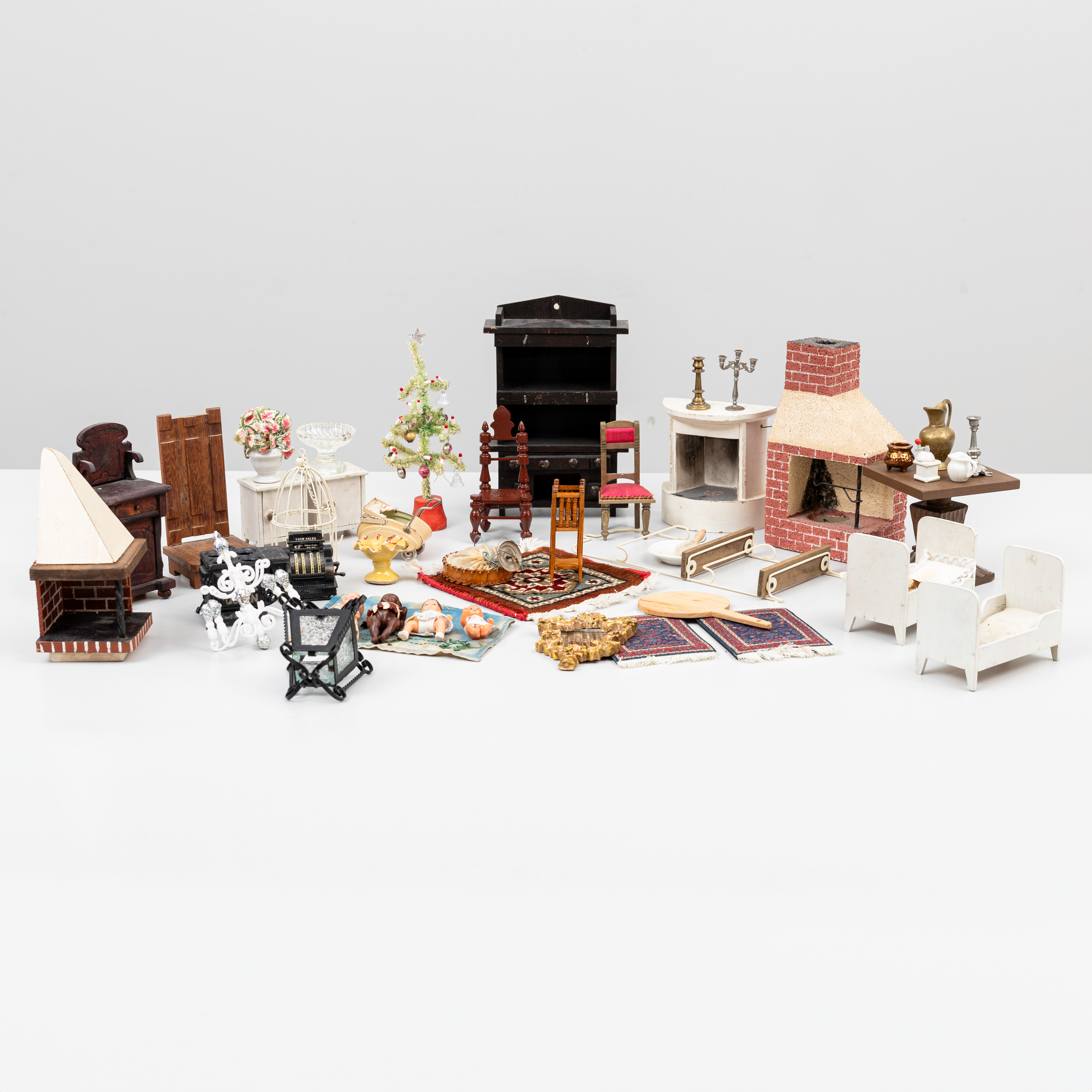 DOCKSKÅPSMÖBLER, ca 16 delar, samt dockor och tillbehör, olika modell, material och tillverkare. 1900-tal.