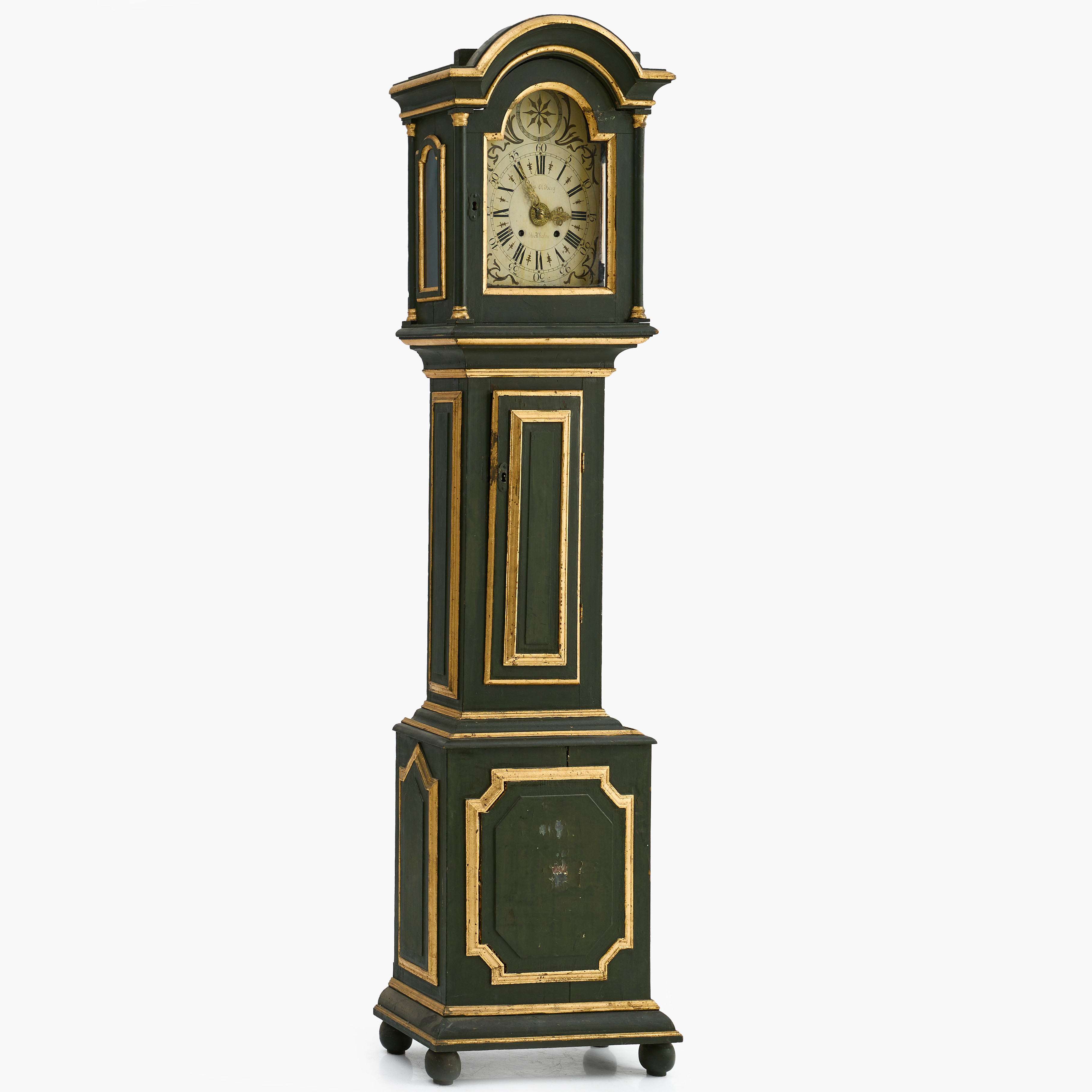 GOLVUR, Olof Oldberg, Stockholm, 1700-talets andra hälft. urtavla signerad, fodral målat i grönt och guld.