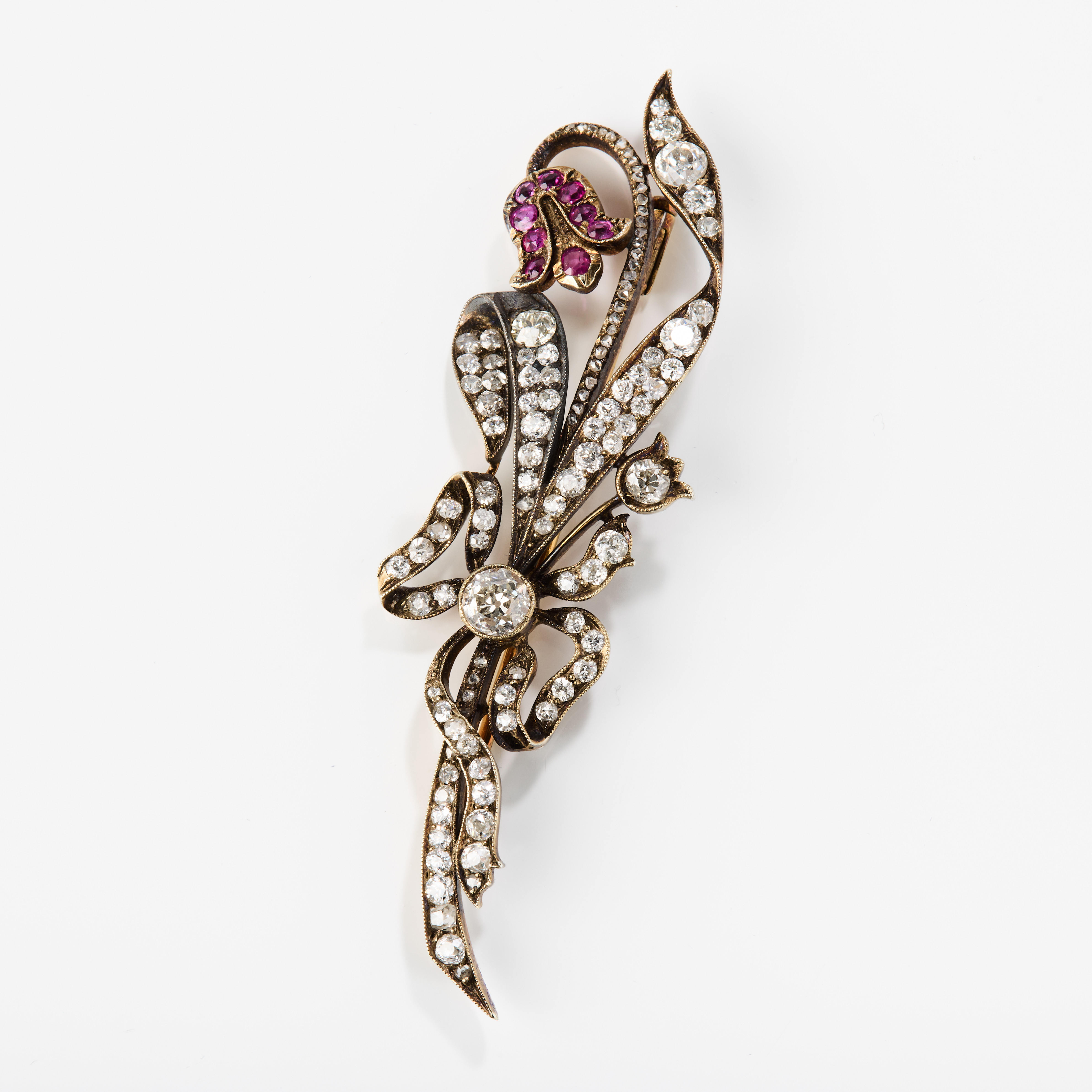 BROSCH, 18K guld med silver, rubiner och diamanter, 1890-tal.