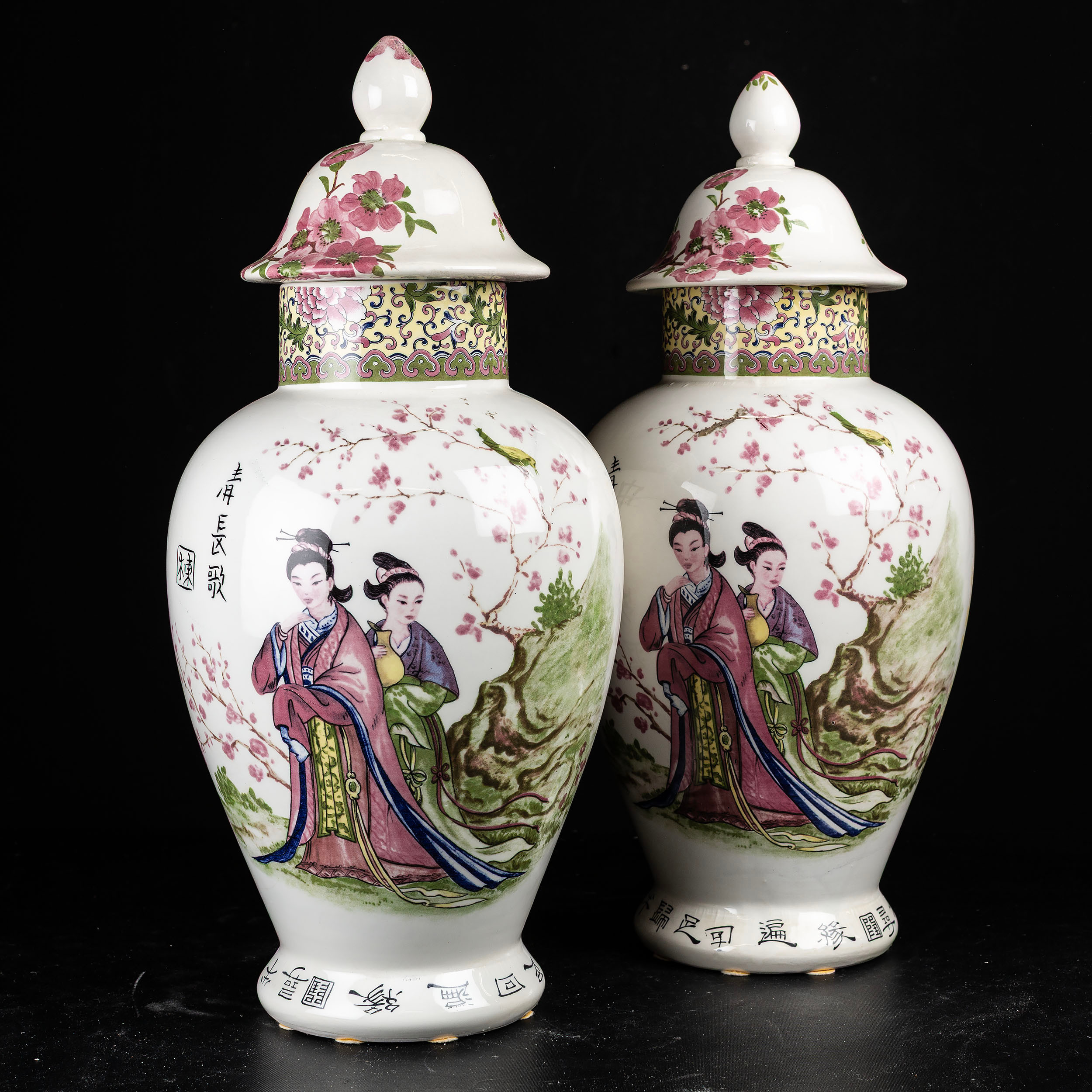 LOCKURNOR, ett par, porslin, Kina, sent 1900 - tal.