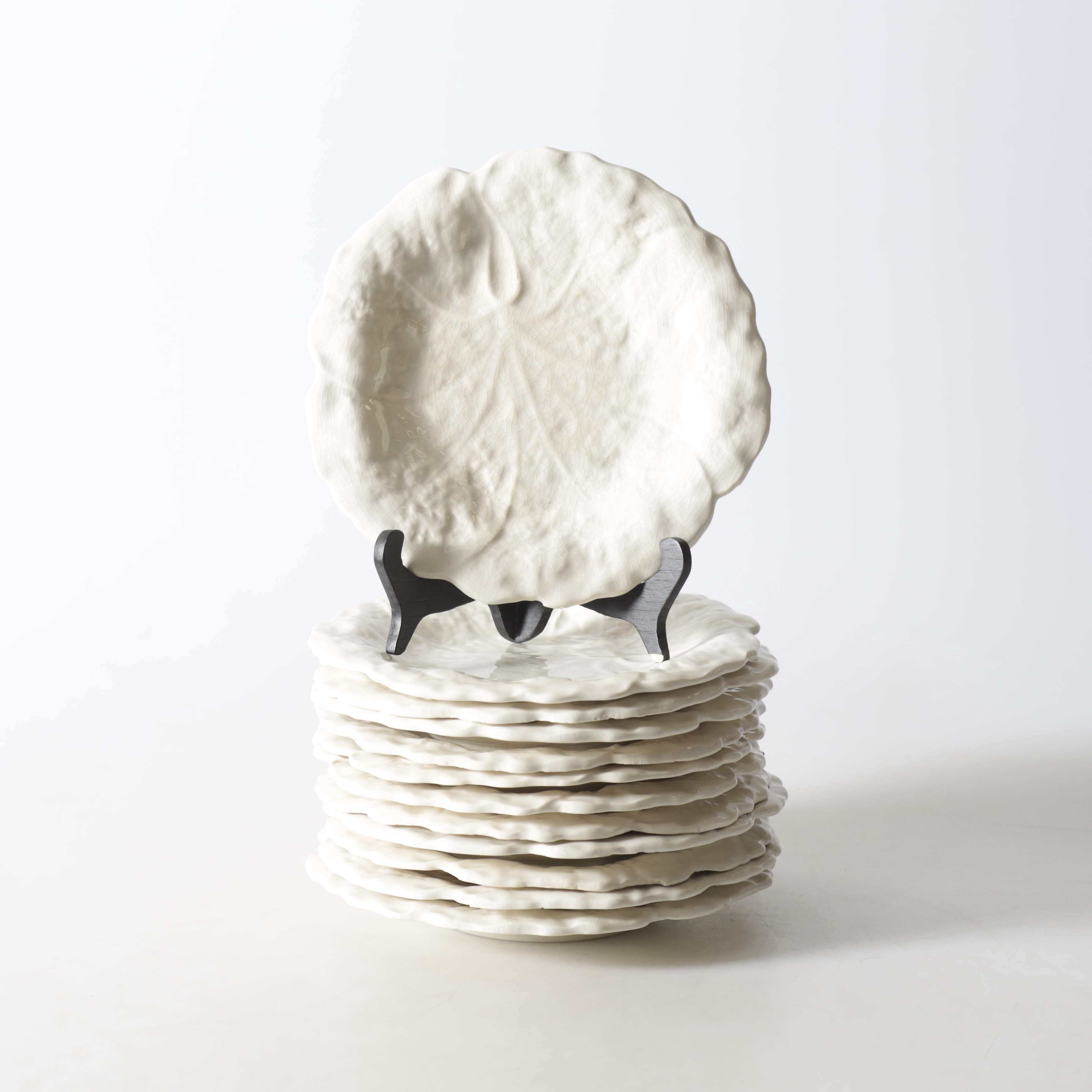 RUBEN WALLSTRÖM. assietter, 12 st, keramik, "Kålblad", Gefle, 1900-talets första hälft.