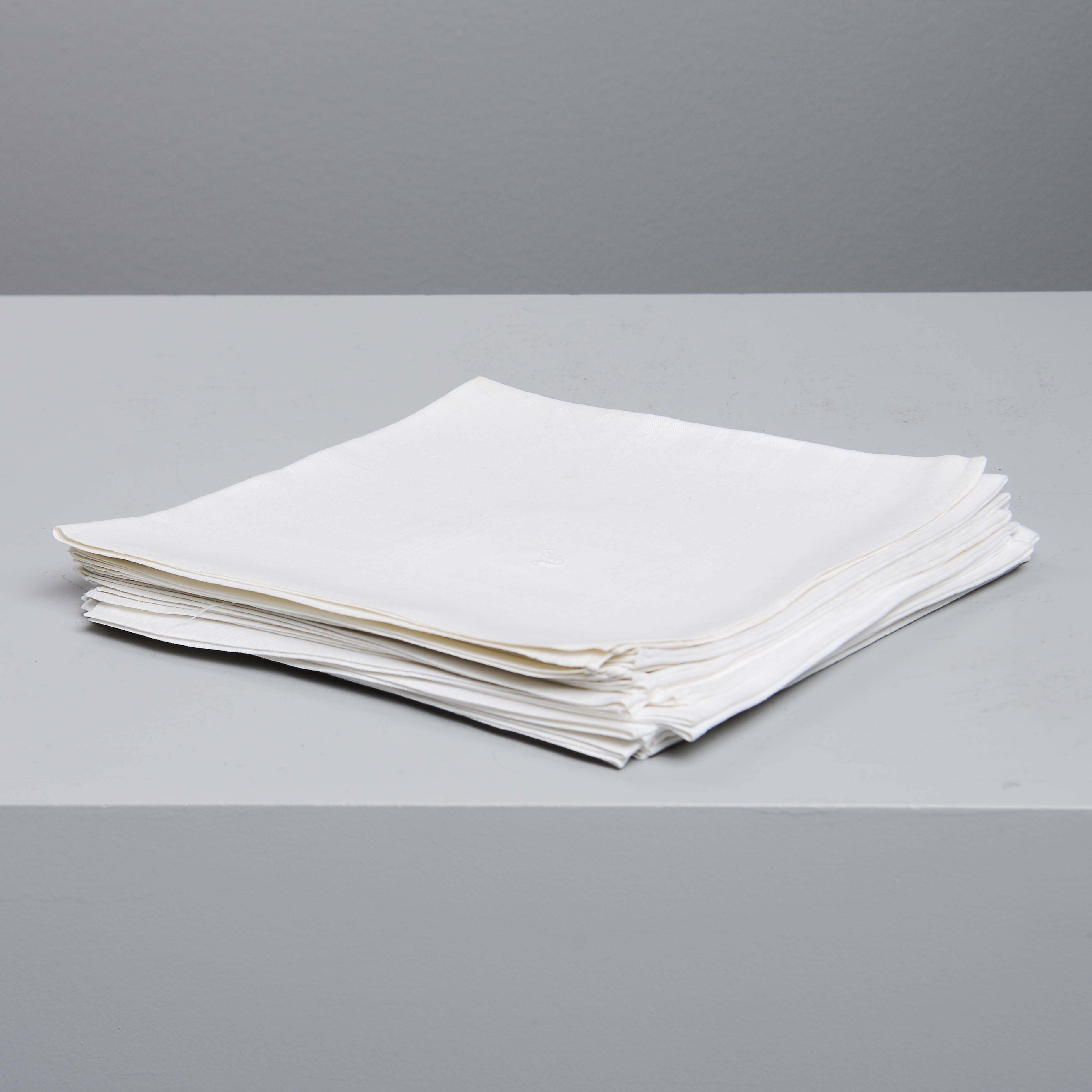 LINNESERVETTER, 12 st, ca 48 x 48 cm.