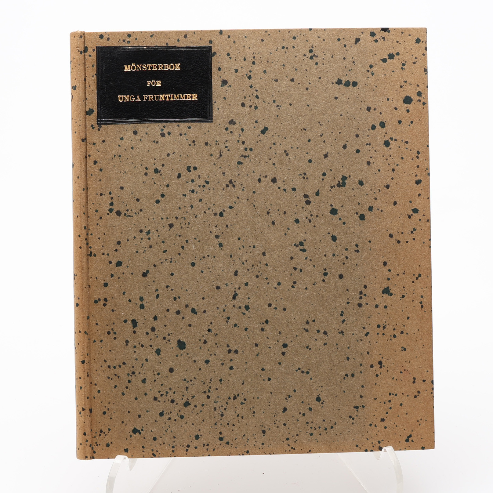 TEXTIL. MARIA CHRISTINA EKENMARKS MÖNSTER-BOK FÖR UNGA FRUNTIMMER I DEN KRAFTIG UTÖKADE ANDRA UPPLAGAN 1827 MED 52 MÖNSTER-PLANSCHER.