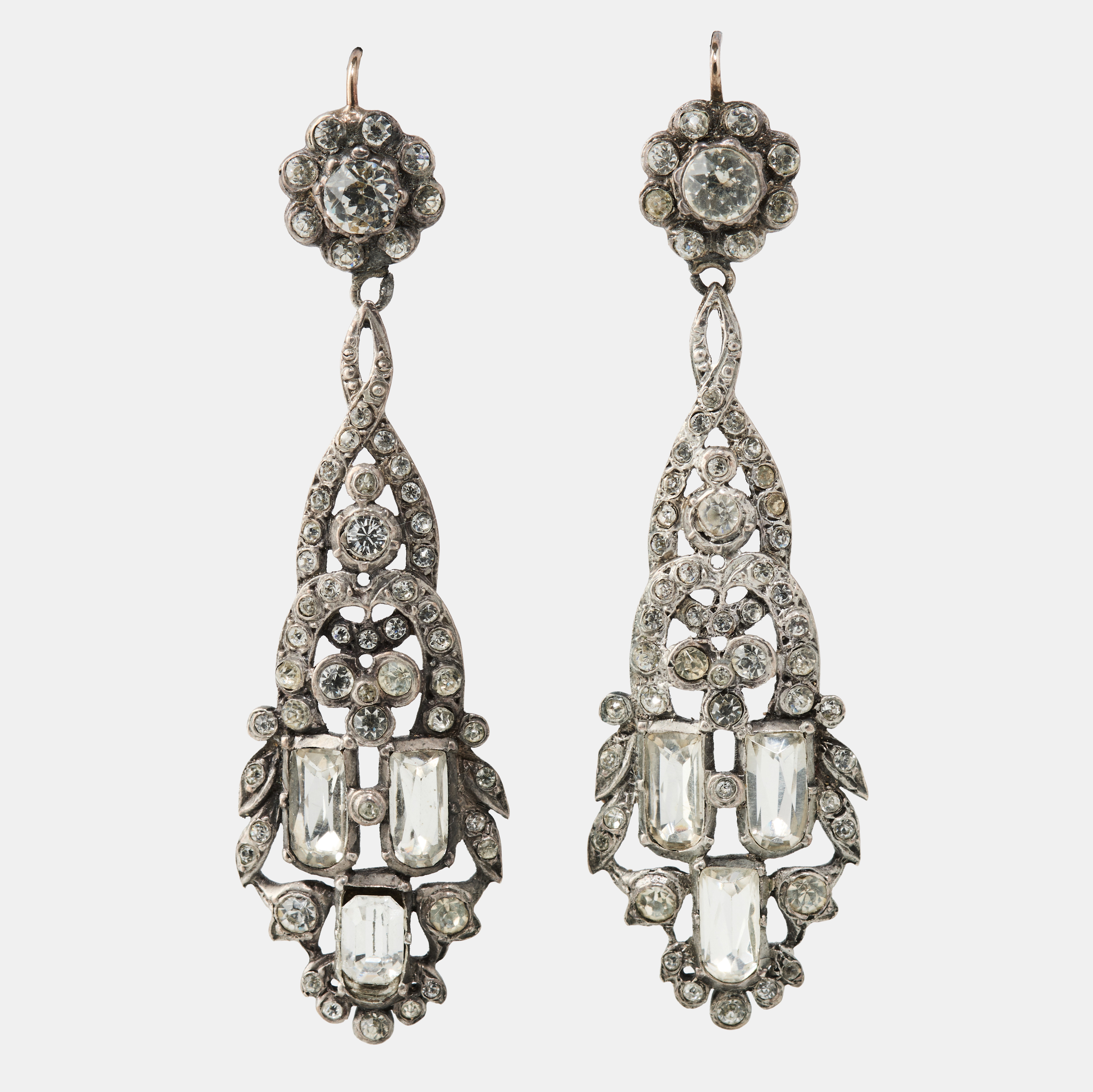 ÖRHÄNGEN, ett par, silver och paste, omkring sekelskiftet 1900.