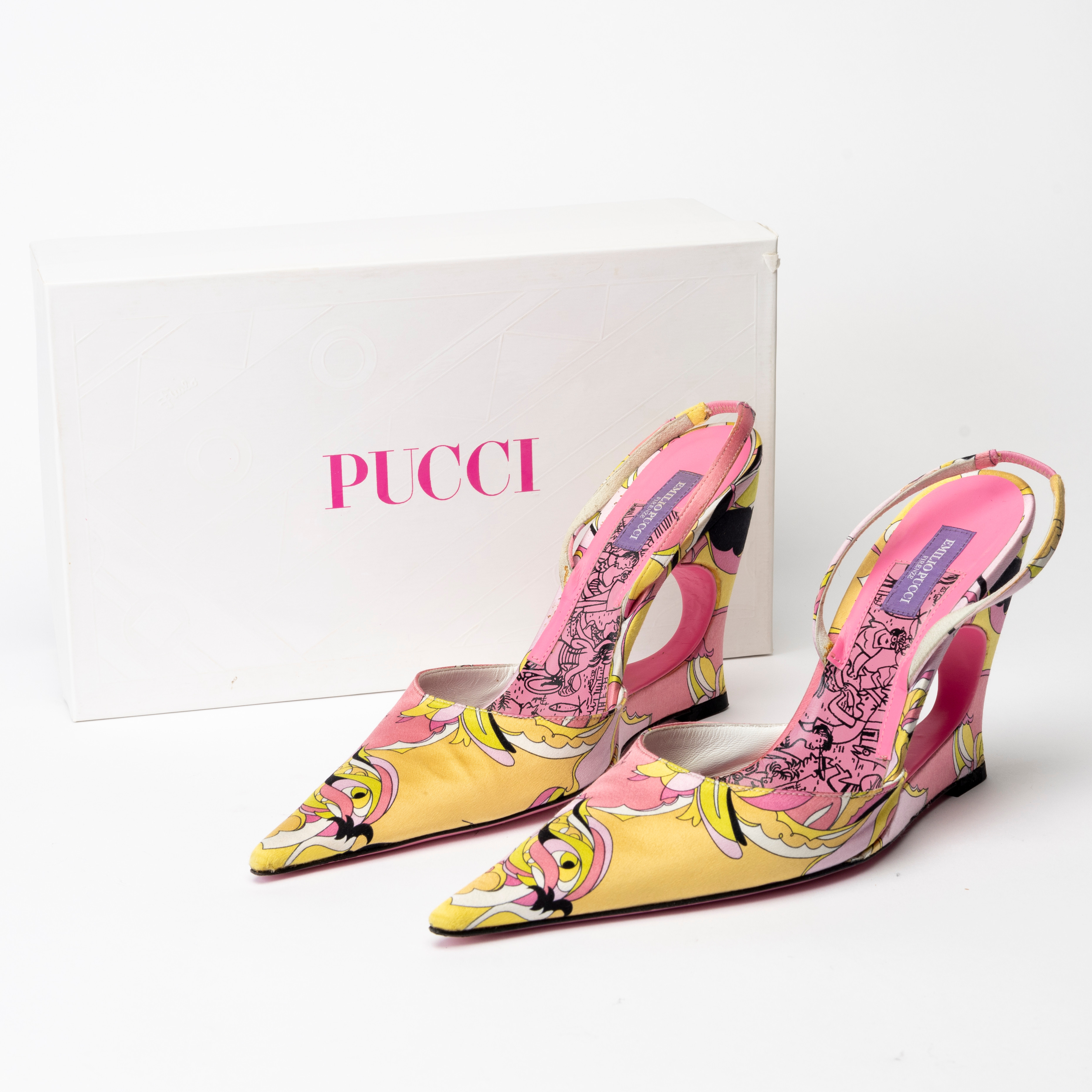 EMILIO PUCCI. Pumps, ett par, satin Cactus pink, och läder, signerade, Italien, strl 38.