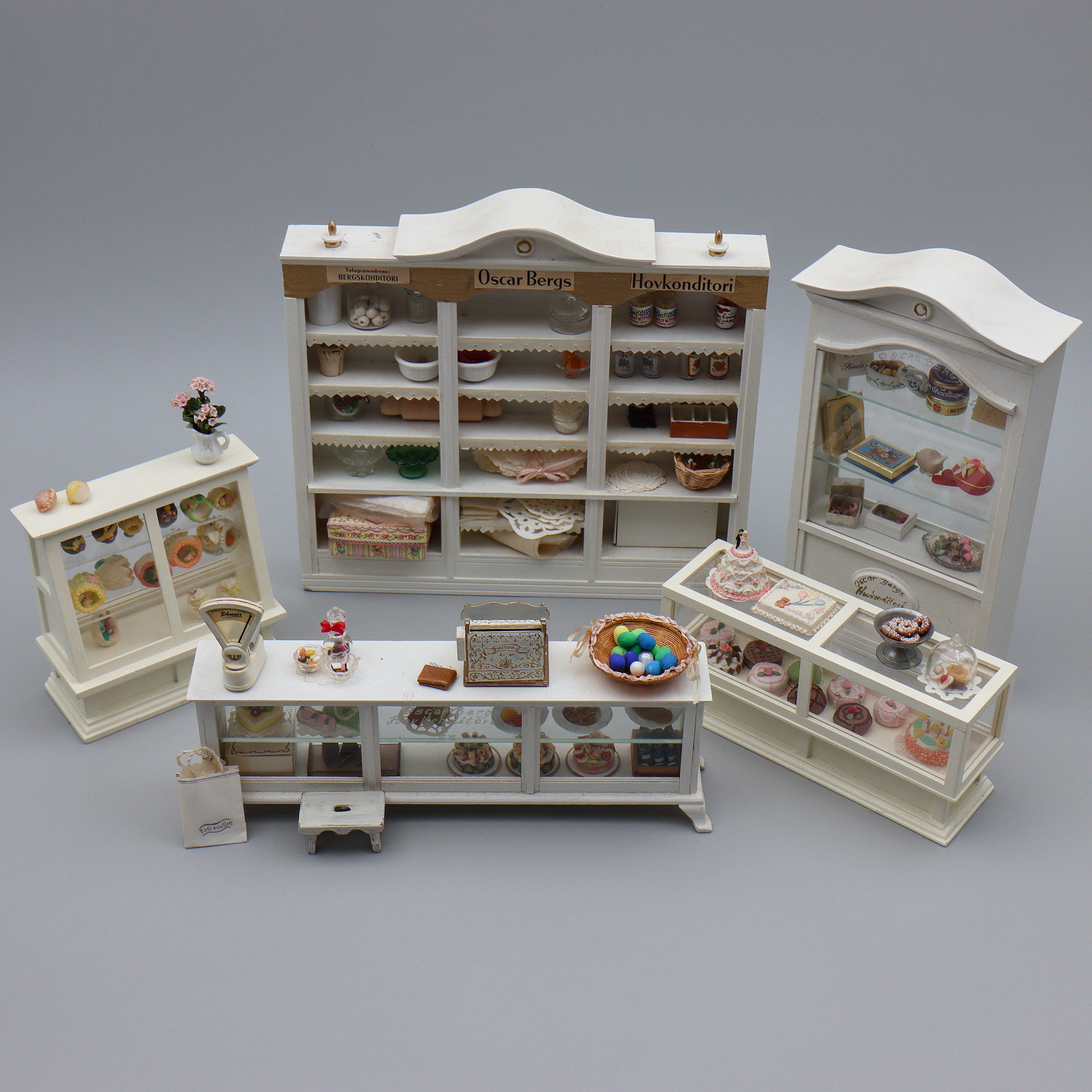 DOCKSKÅPSMÖBLER "KONDITORI, CAFÉ, AFFÄR", MÖBLER SAMT DIVERSE TILLBEHÖR, 1900-TAL.