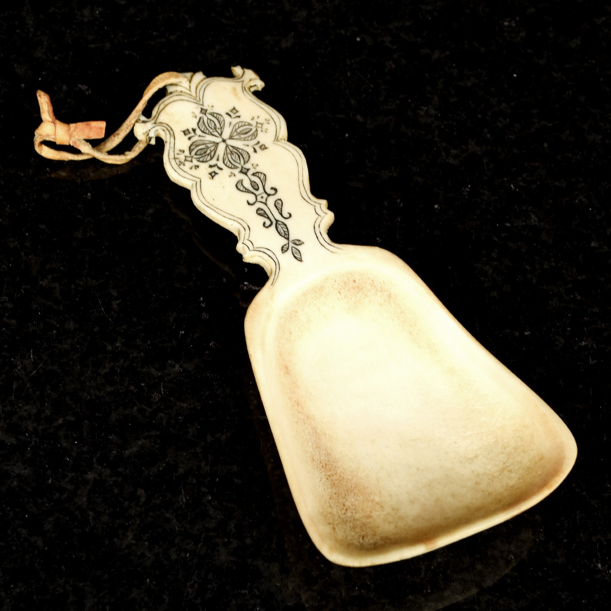 ERIK TUOLJA. Helhornssked, Sameslöjd, Signerad.