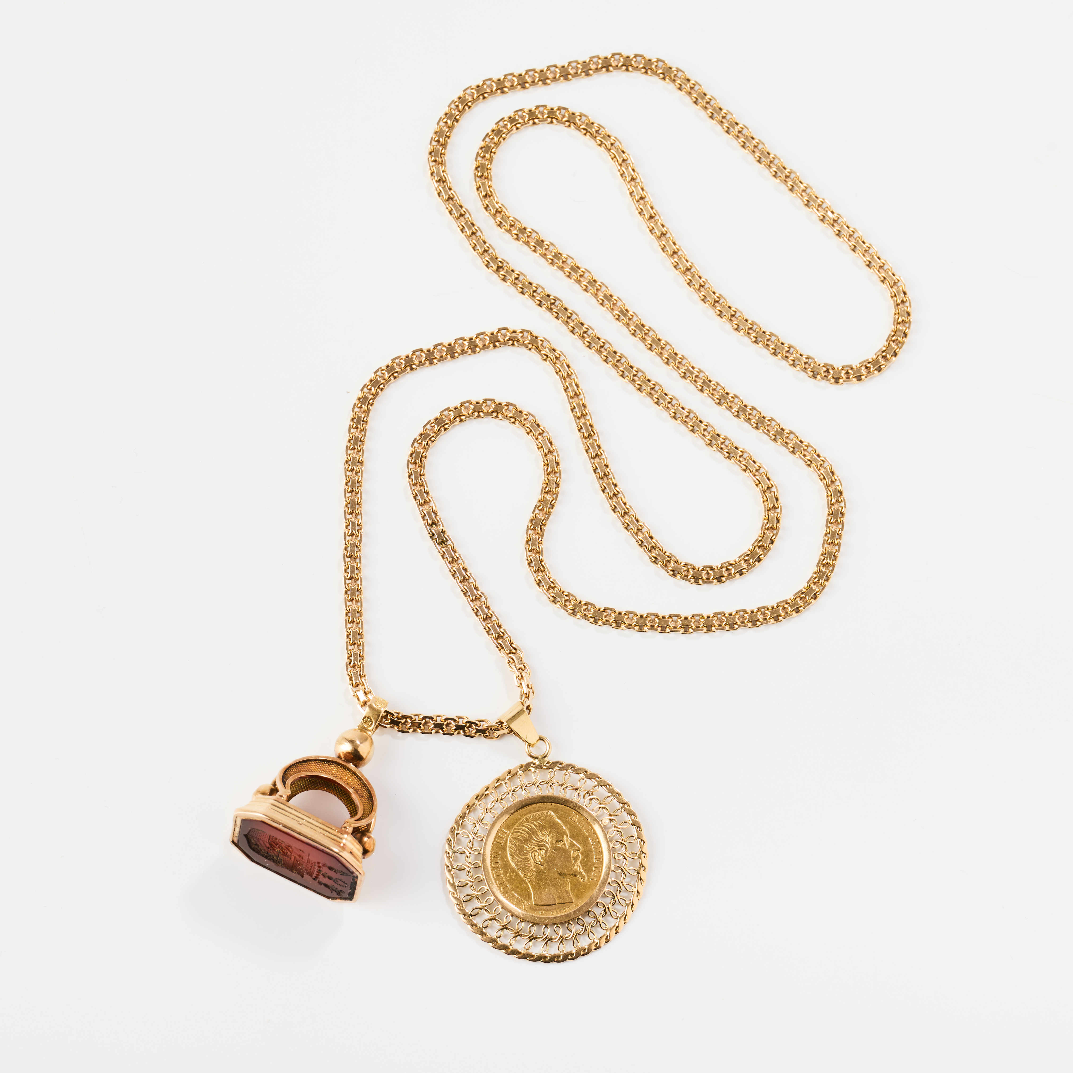 HÄNGE med KEDJA, guld med kalcedon, sigill märkt Mickaelsson & Benedicks, tidigt 1800-tal samt mynt, 20 franc, Napoleon Bonaparte III, Frankrike 1854.