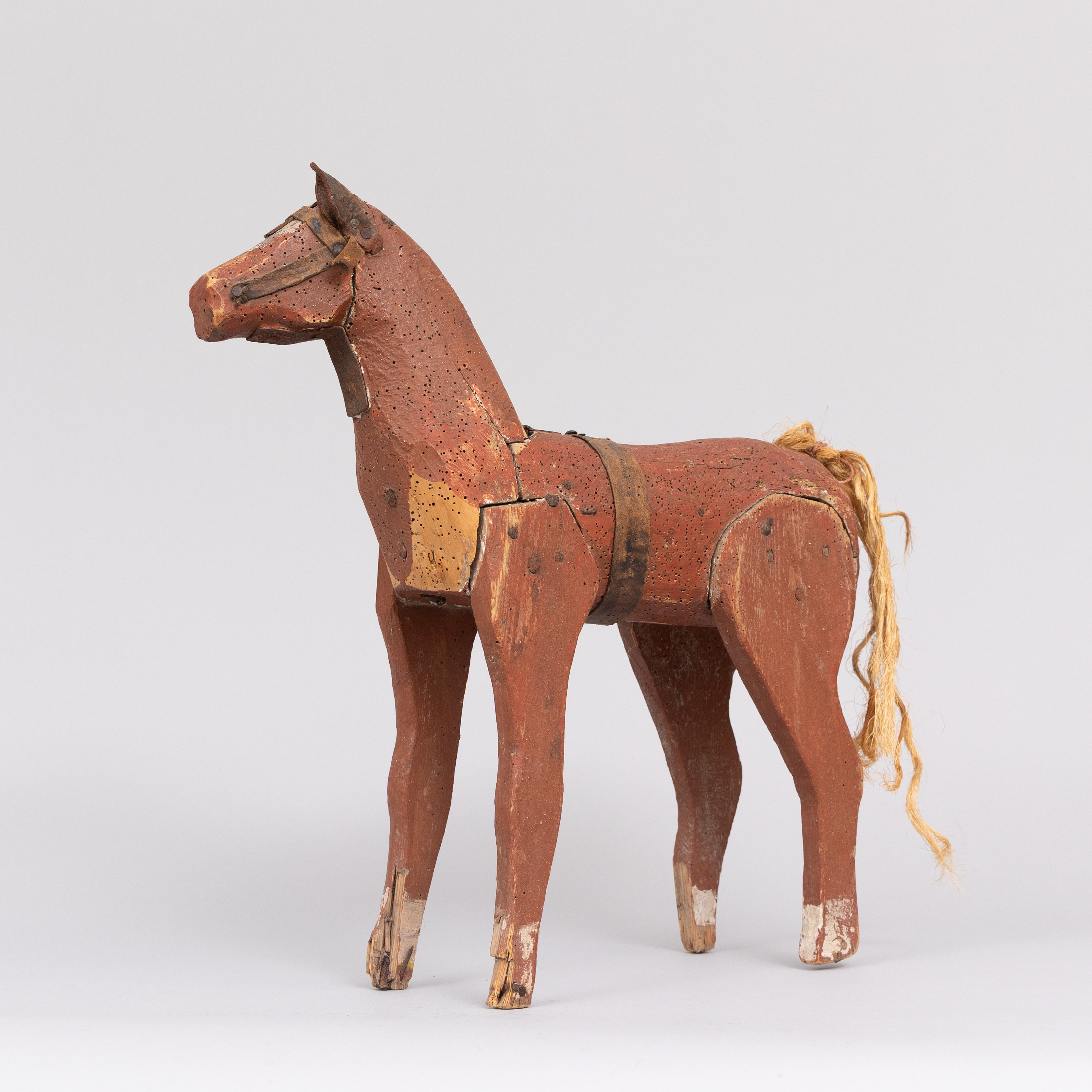 HÄST, bemålat trä, sannolikt Småland 1800-tal.