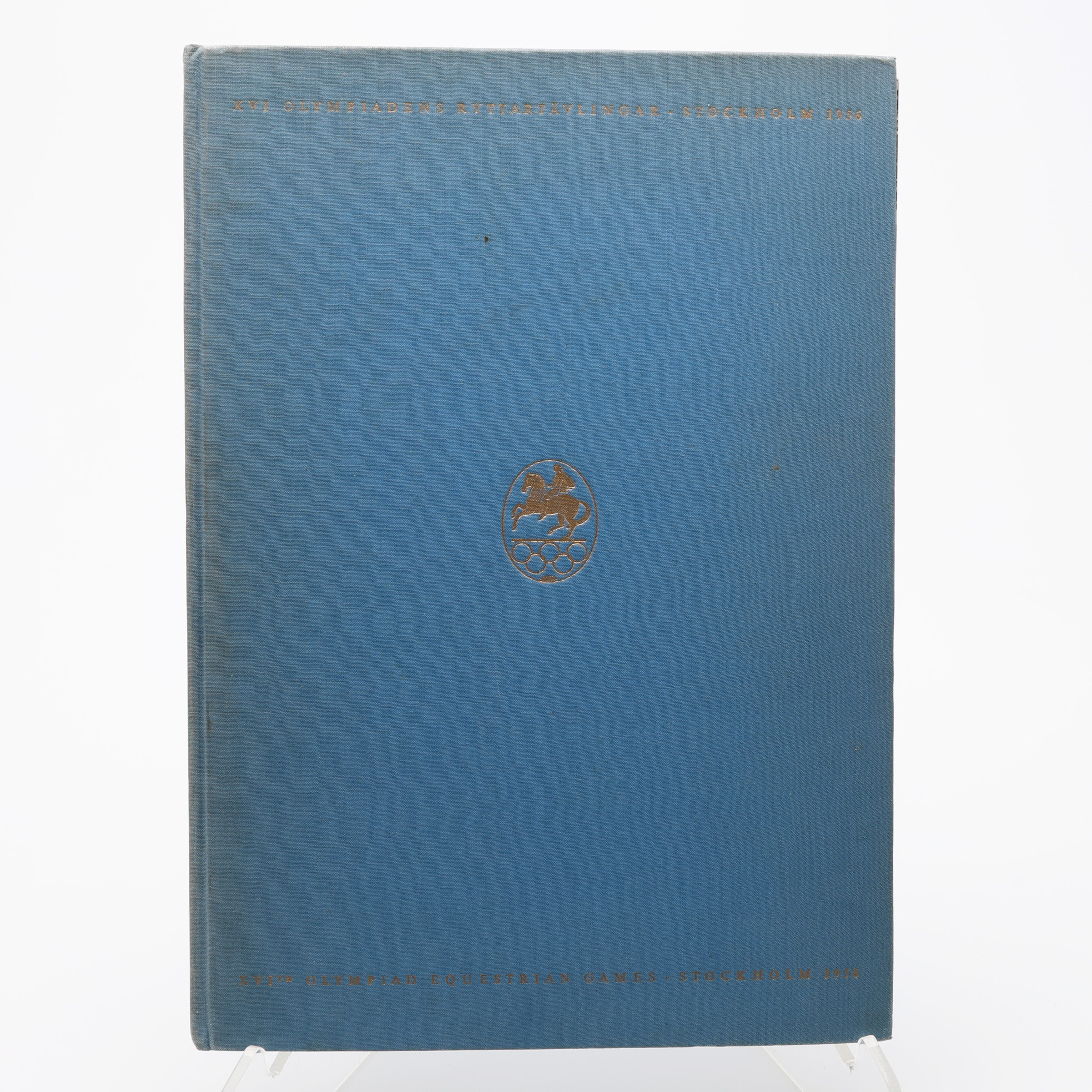 OLYMPIADER. RYTTAROLYMPIADEN STOCKHOLM 1956/THE EQUESTRIAN GAMES OF THE XVITH OLYMPIAD. A RETROSPECTIVE SURVEY IN TEXT AND PICTURES. OFFICIELL RAPPORT AV ORGANISATIONSKOMMITTÉEN.