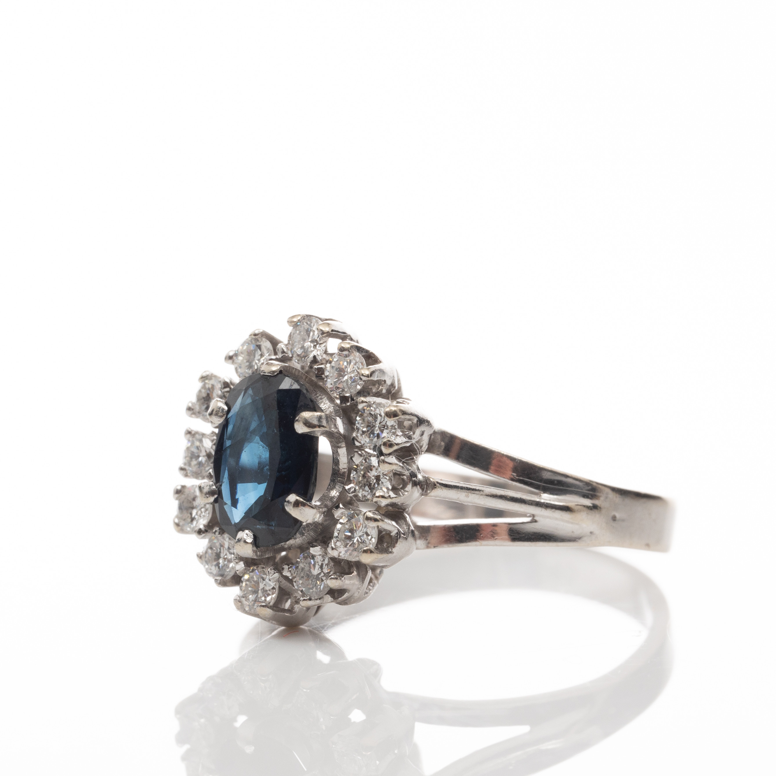 Carmosering, 14K vitguld, Safir 0,75 ct, Briljanter 0,36 ct.