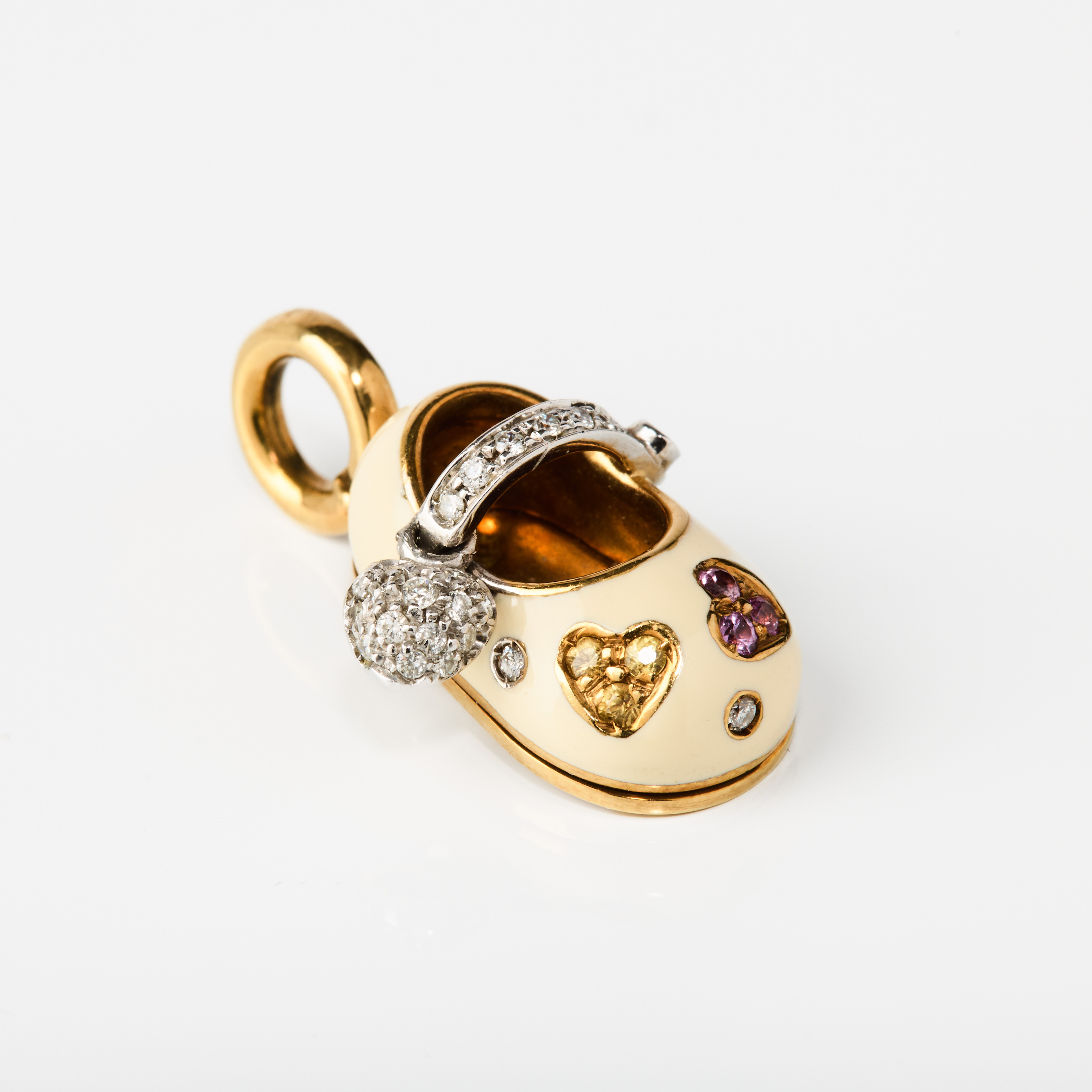 AARON BASHA. Hänge/berlock, "Heart Shoe - The Original Baby Shoe", 18K guld, emalj, multi-färgade safirer och diamanter.
