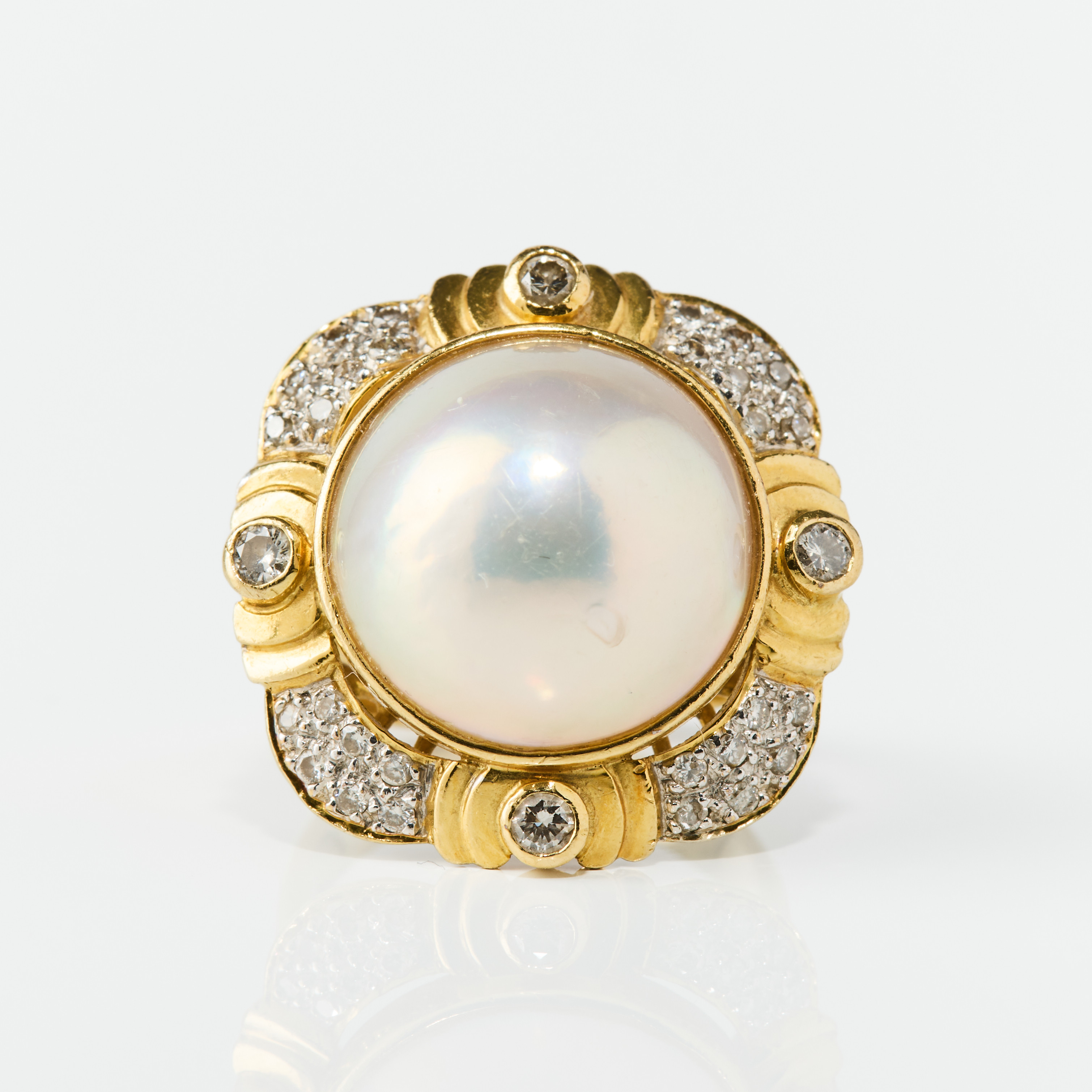 RING, 18K guld med mabépärla och diamanter, 1980-tal.