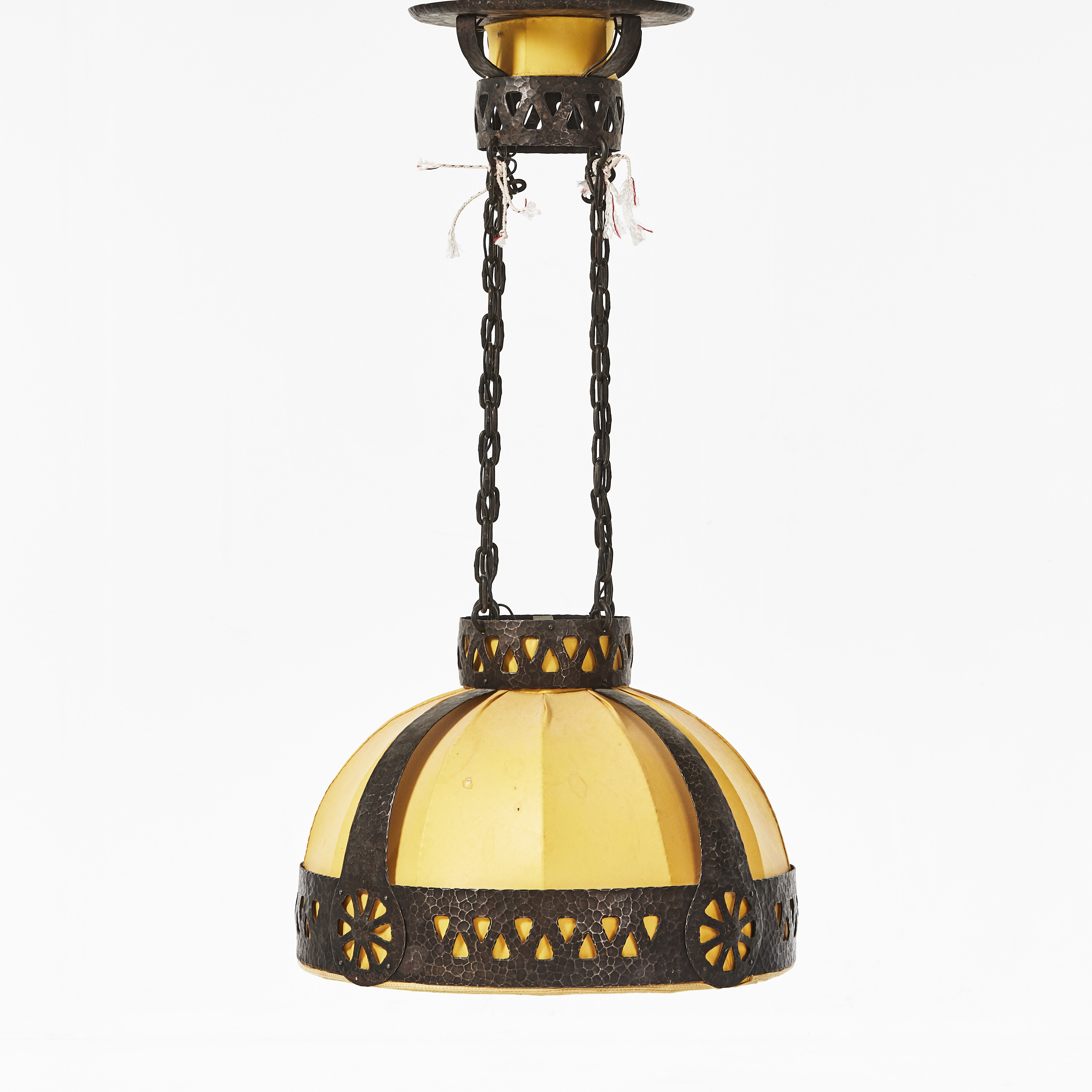 TAKLAMPA, 1900-talets början, jugend, smide, gul textil.