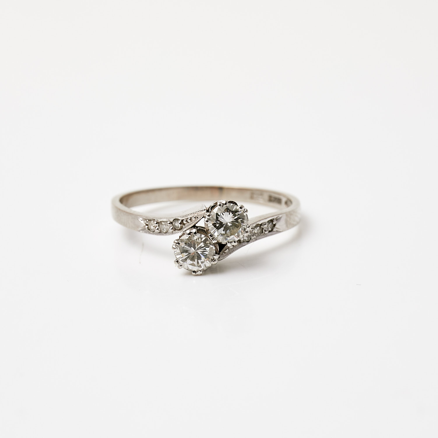 RING, 18 k vitguld, 2 briljantslipade samt 6 åttkantslipade diamanter, totalt ca 0,48 ct, enligt gravyr, stämplad JLAN, Göteborg, 1959.