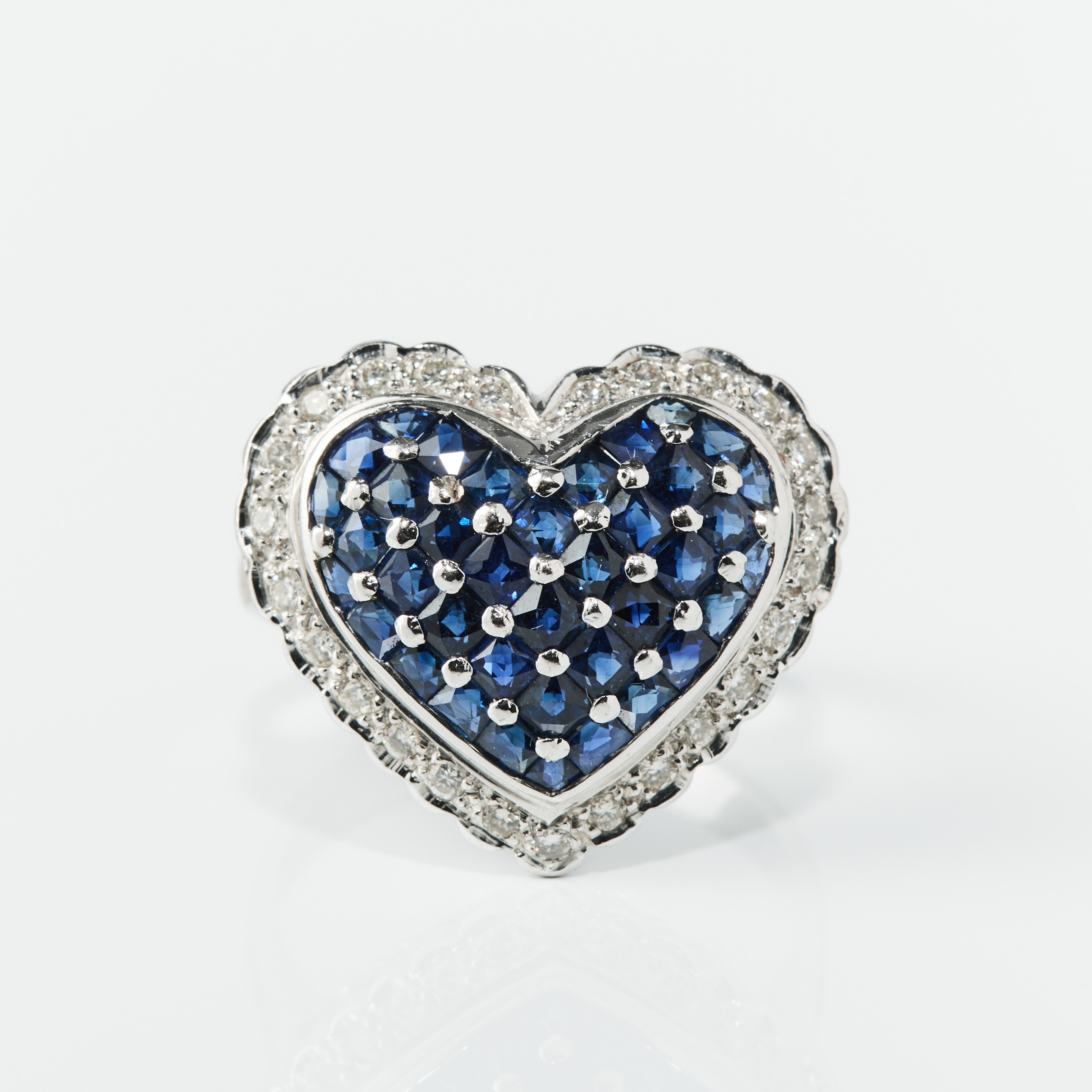 RING, 18K vitguld med safirer och diamanter, 1990-tal.