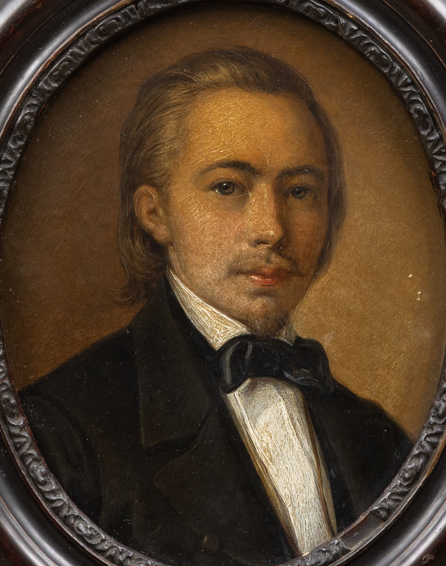 OIDENTIFIERAD KONSTNÄR. Mansporträtt, olja pannå, ca 1850-tal, otydligt signerad.