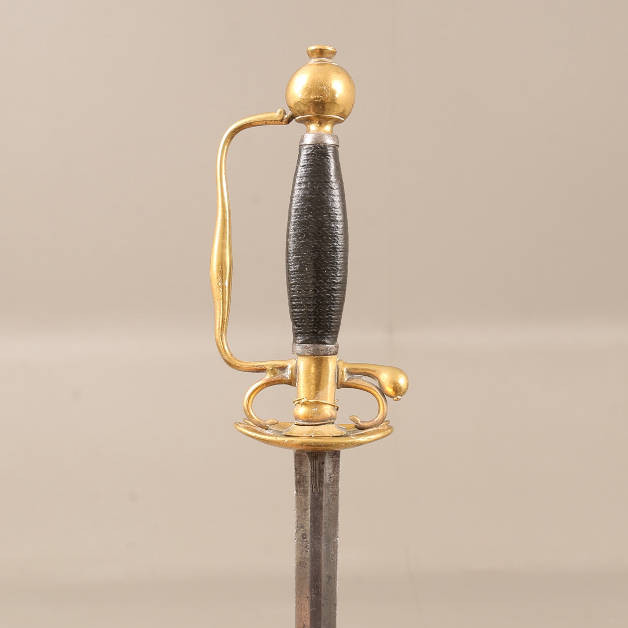 DRÄKTVÄRJA med mässingsfäste, 1820-1840.