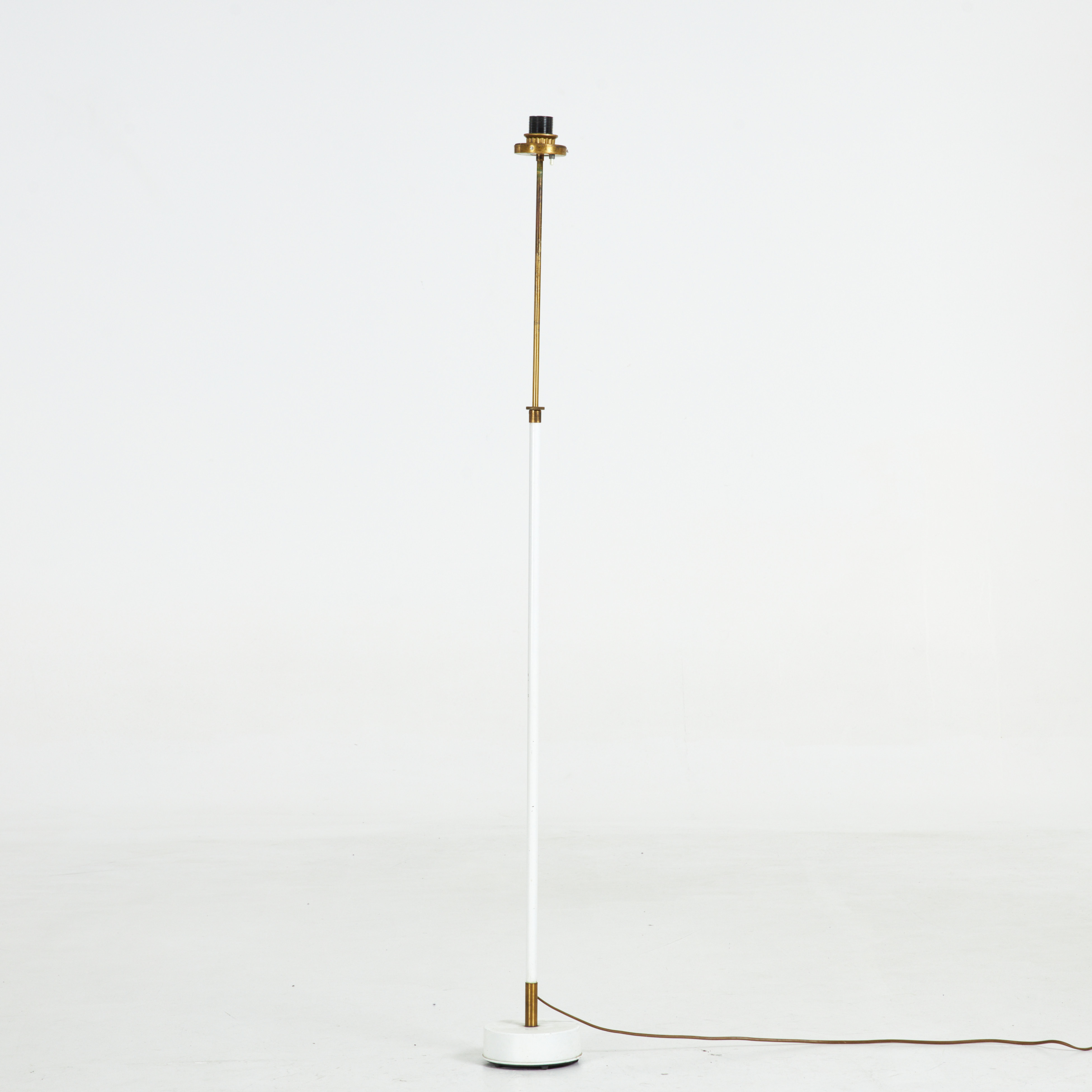 GOLVLAMPA. HW Armatur, modell L2, vitlackerad, detaljer i mässing.