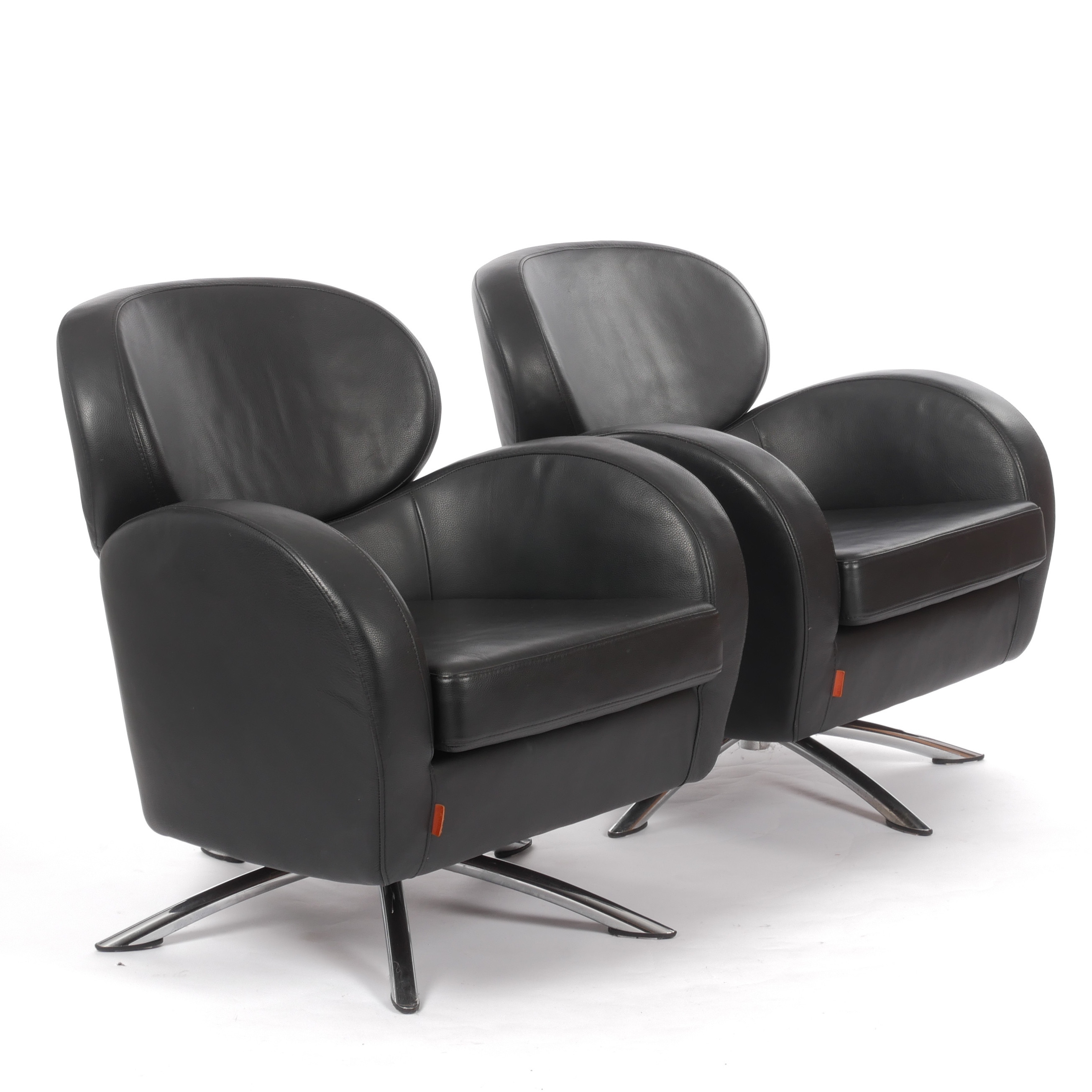 ARILD ALNES & HELGE TARALDSEN. Fåtöljer, ett par, "Sting", läder, Brunstad, Norge, samtida.