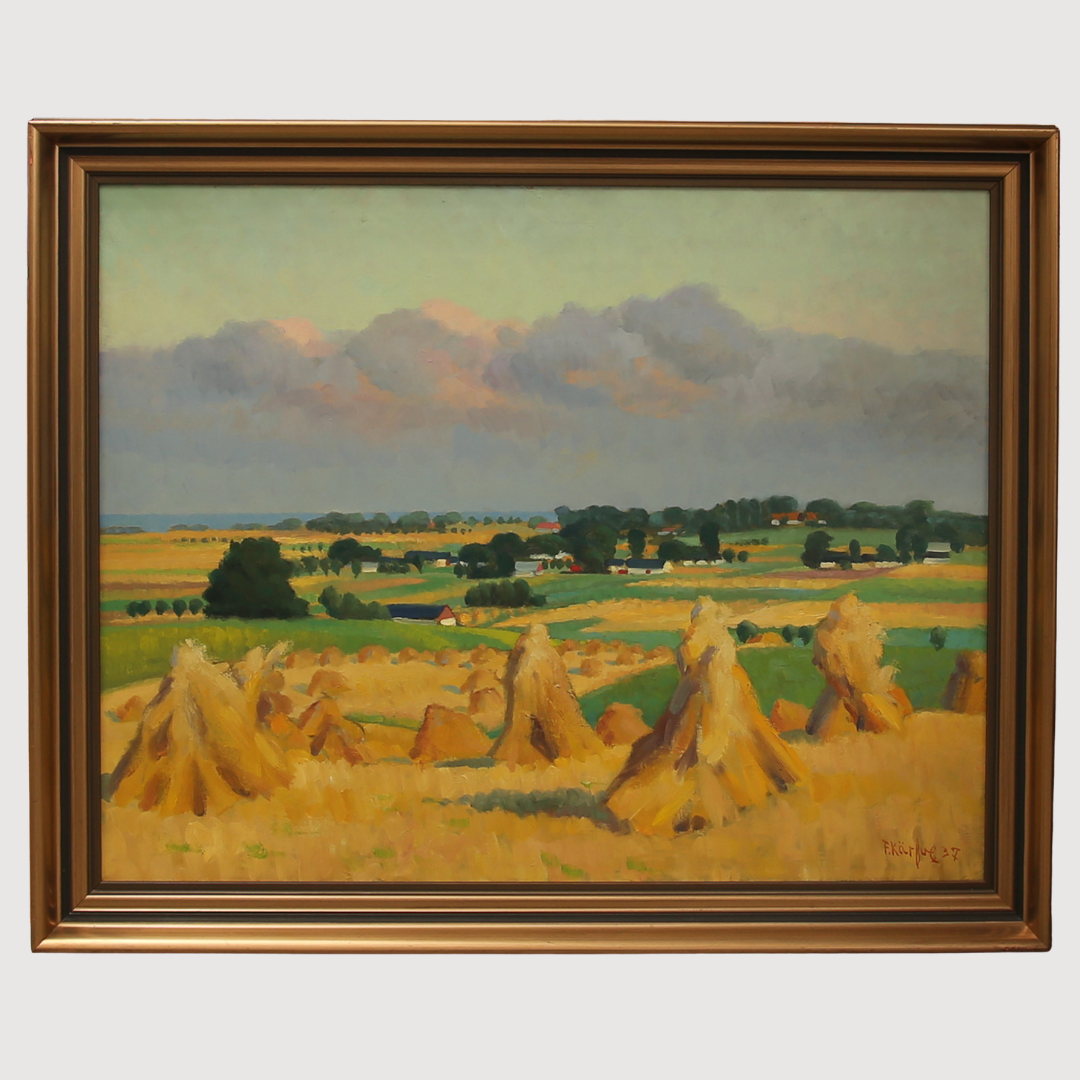 FRITZ KÄRFVE. Olja på duk, vidsträckt utsikt över skördelandskap, och gårdar, med havet i bakgrunden, signerad, daterad 1937.