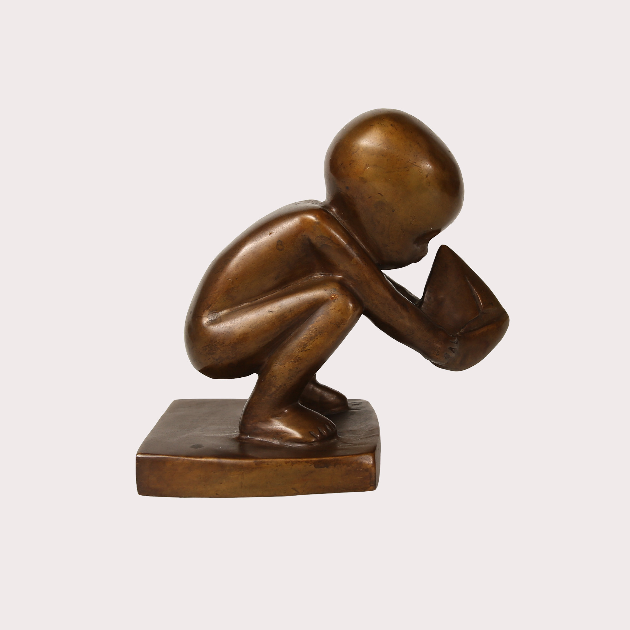 LISA LARSON. Skulptur, "Storseglaren", brons, signerad, formgiven år 1978.