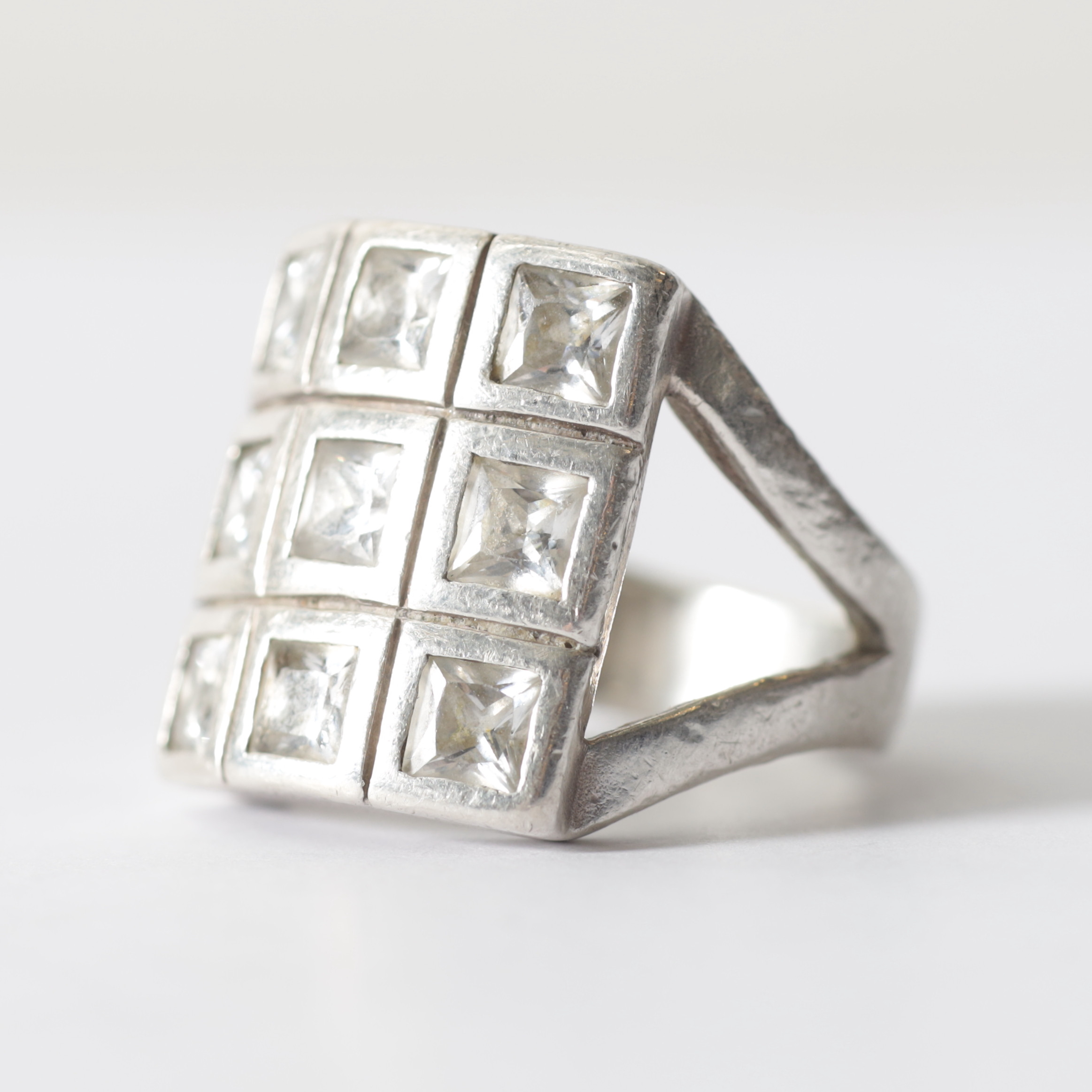 RING, sterlingsilver med stenar. Totalvikt ca 10,4 gram.