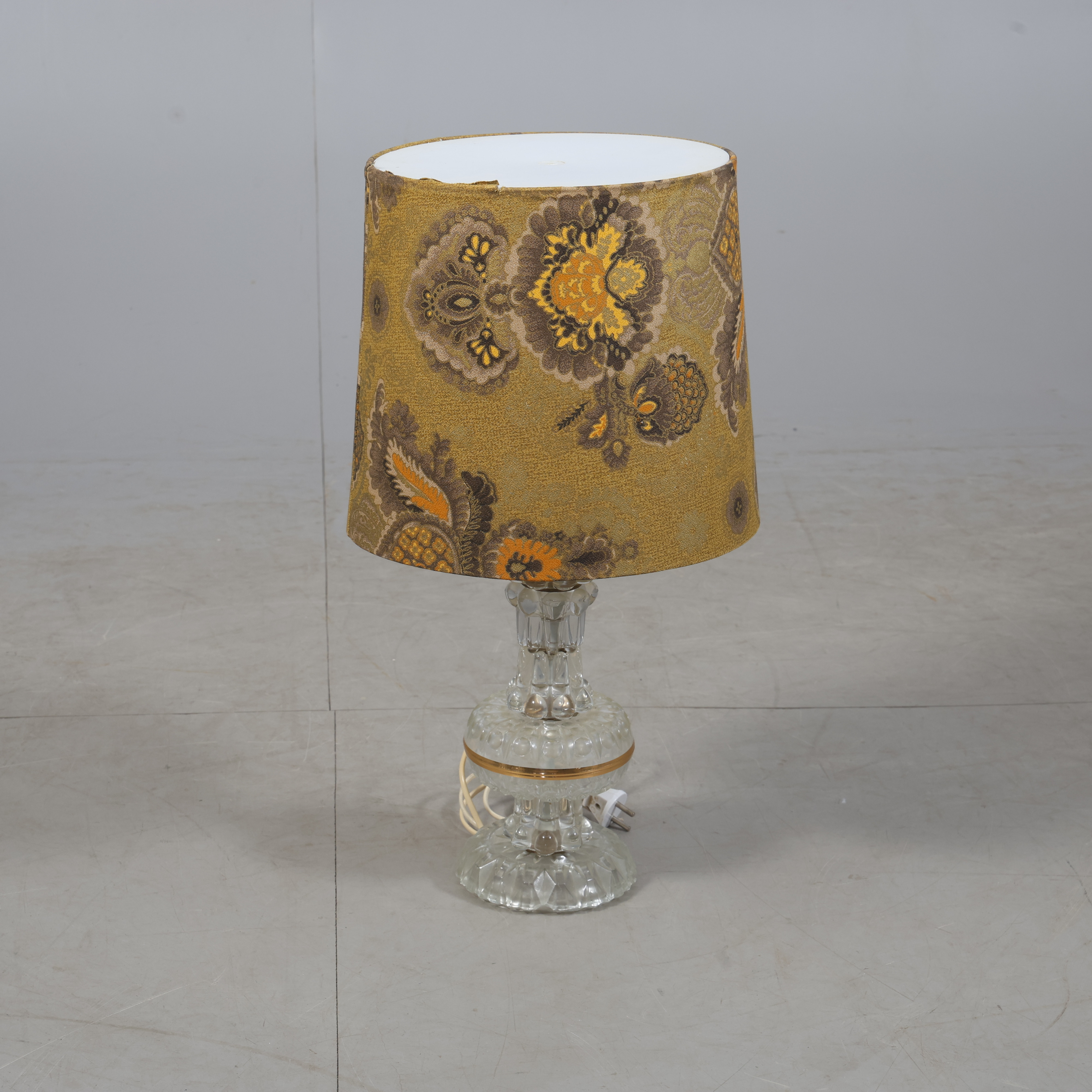 BORDSLAMPA, plast/guldfärgad metall, 1960/70-tal.