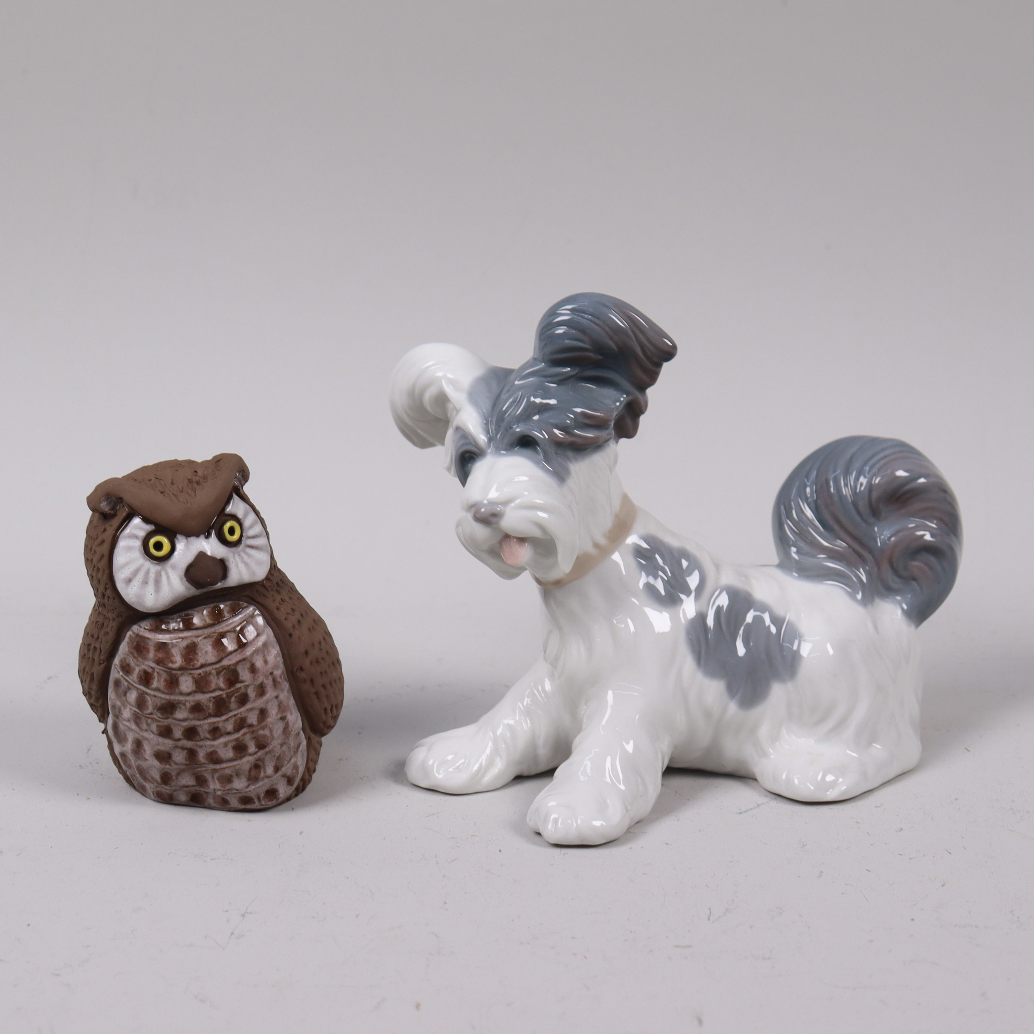 FIGURINER, Lladro, Spanien, kund i porslin samt annan uggal i lergods.