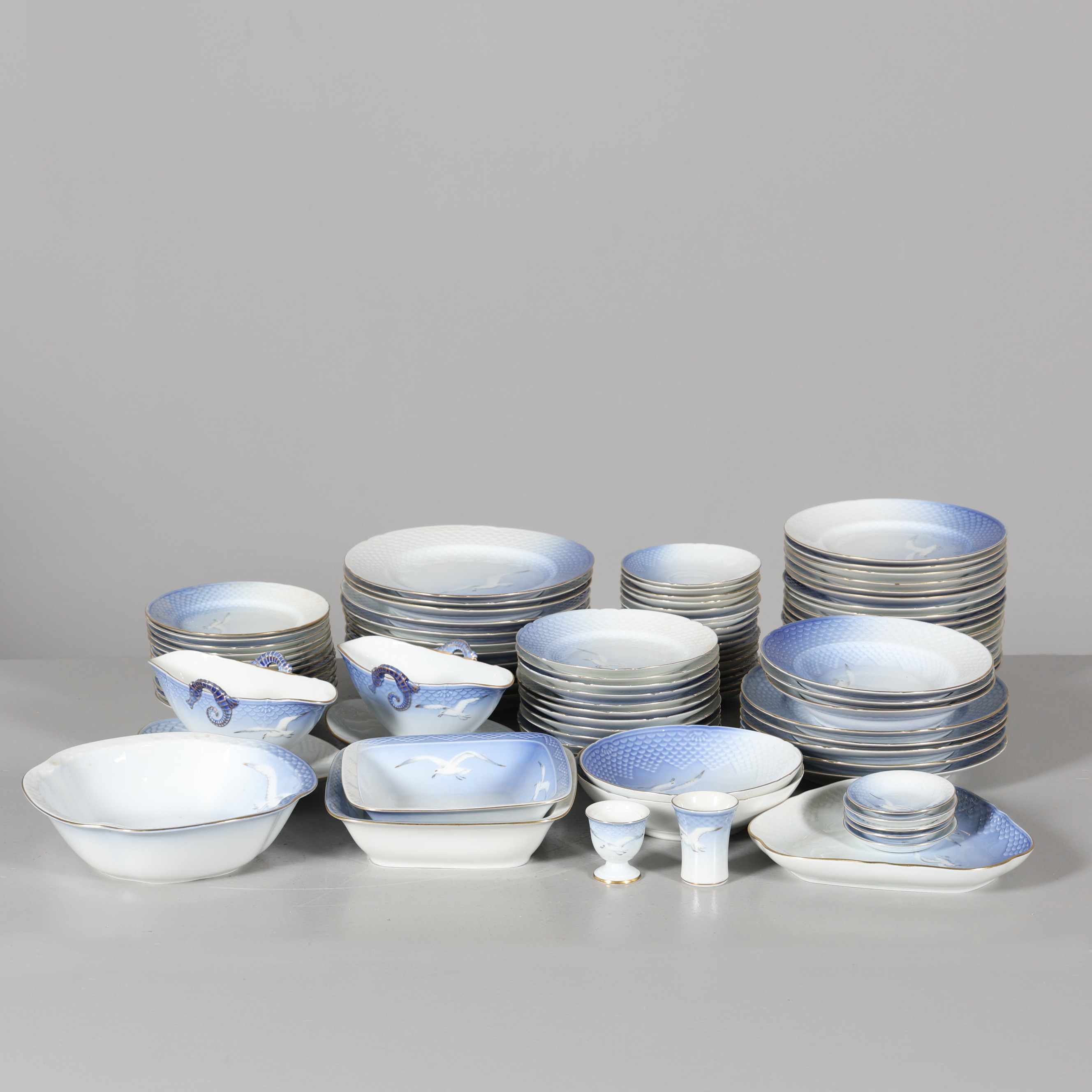 SERVISDELAR, 86 stycken, porslin, "Blå måsen", Bing & Gröndahl, mestadels matservis.